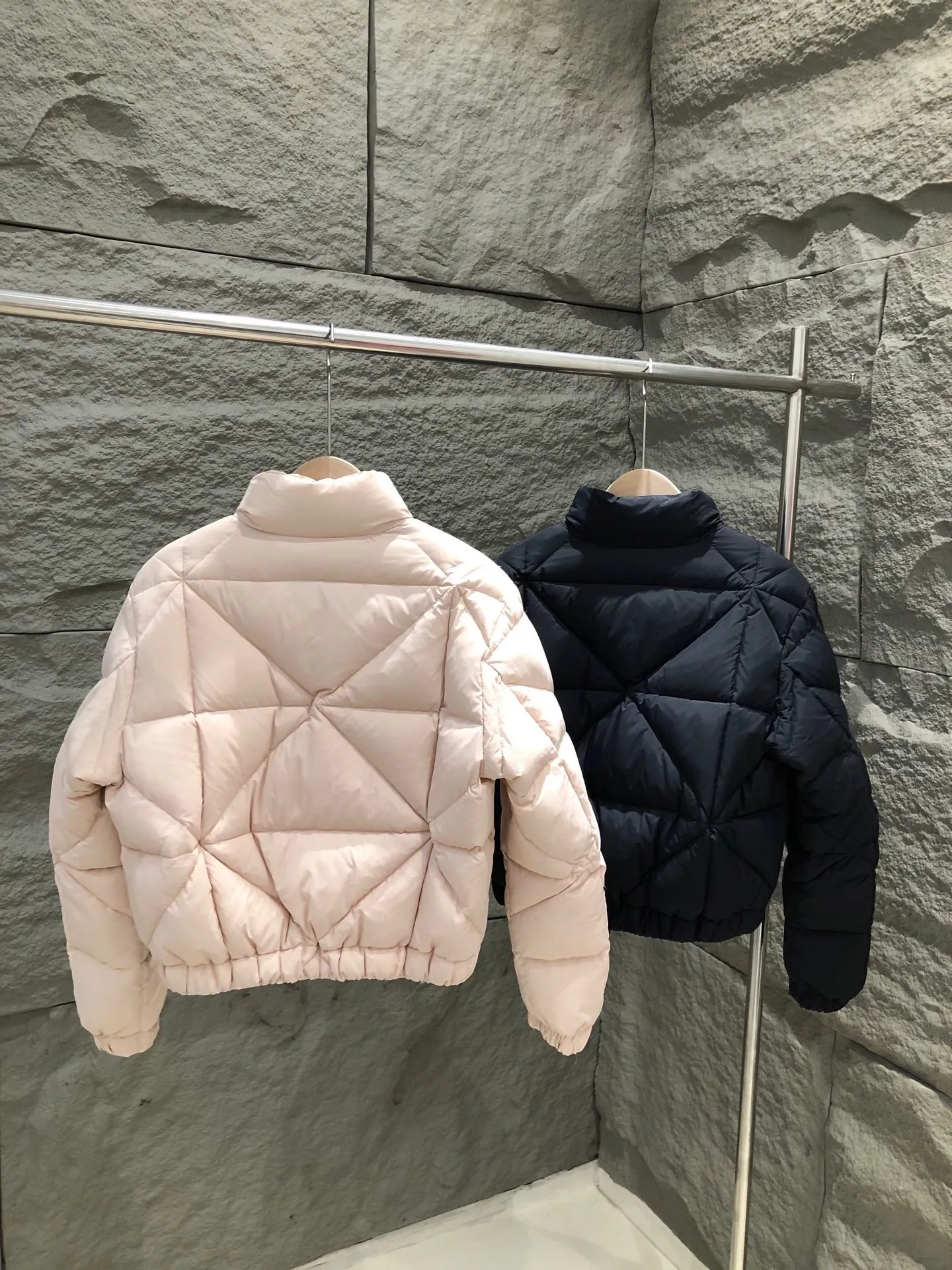 P880 Moncler 25 New Anafi Diamond Quilted Short Down Jacket Women's Jacket The Anafi down jacket is decorated with large-sized classic diamond quilting, creating a sense of three-dimensionality and texture. Short design, made from fine, soft nylon fabric for a gorgeous, comfortable feel. This warm piece embodies a modern aesthetic. Color: Pink/Black Size: 0/1/2/3