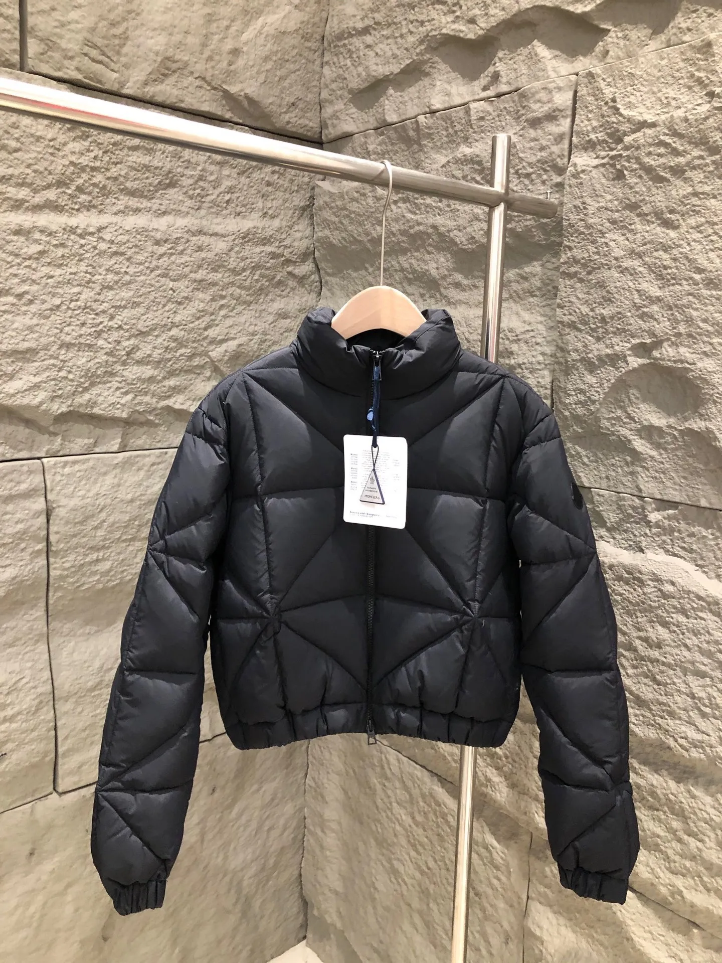 P880 Moncler 25 New Anafi Diamond Quilted Short Down Jacket Women's Jacket The Anafi down jacket is decorated with large-sized classic diamond quilting, creating a sense of three-dimensionality and texture. Short design, made from fine, soft nylon fabric for a gorgeous, comfortable feel. This warm piece embodies a modern aesthetic. Color: Pink/Black Size: 0/1/2/3