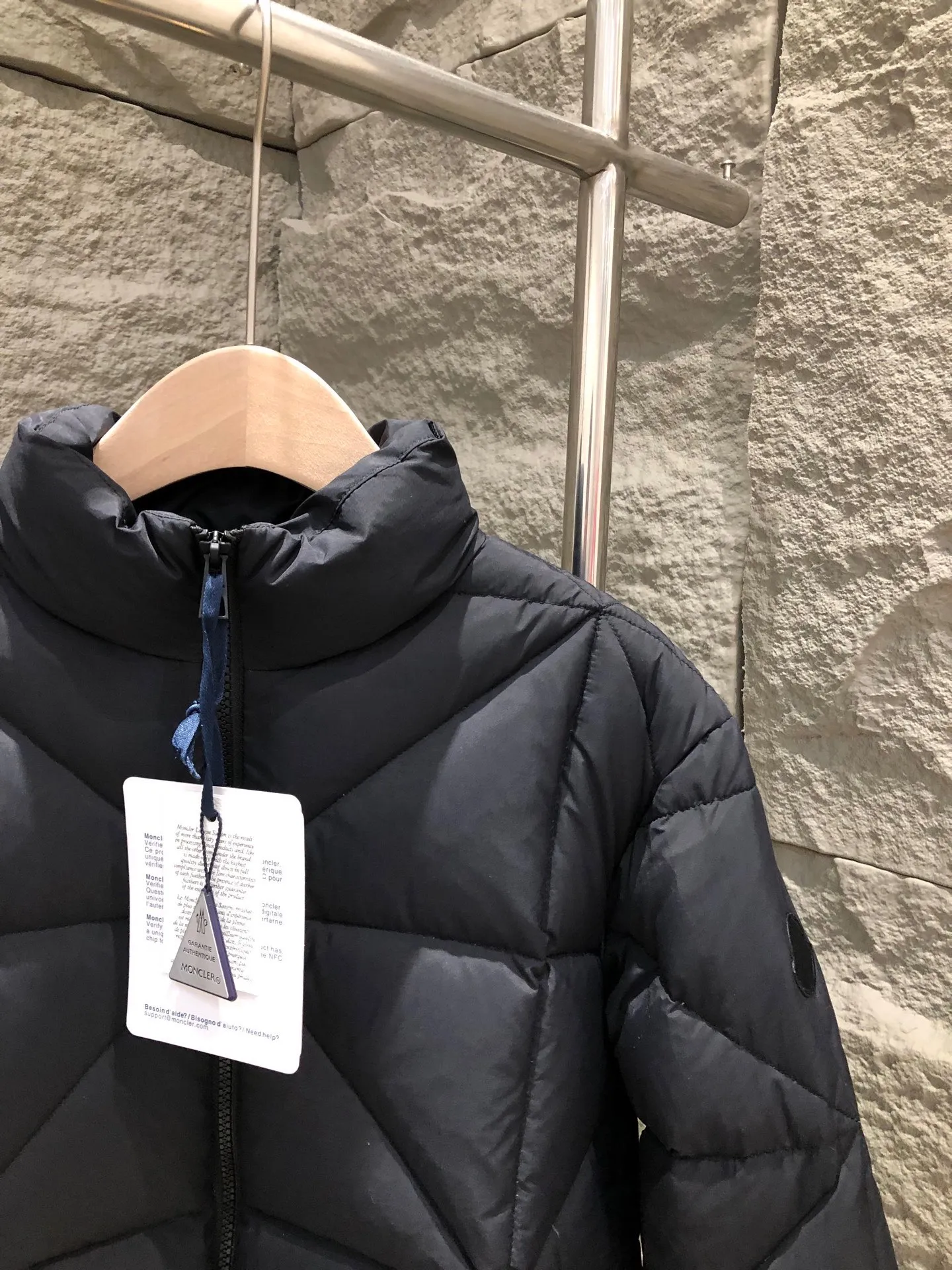 P880 Moncler 25 New Anafi Diamond Quilted Short Down Jacket Women's Jacket The Anafi down jacket is decorated with large-sized classic diamond quilting, creating a sense of three-dimensionality and texture. Short design, made from fine, soft nylon fabric for a gorgeous, comfortable feel. This warm piece embodies a modern aesthetic. Color: Pink/Black Size: 0/1/2/3