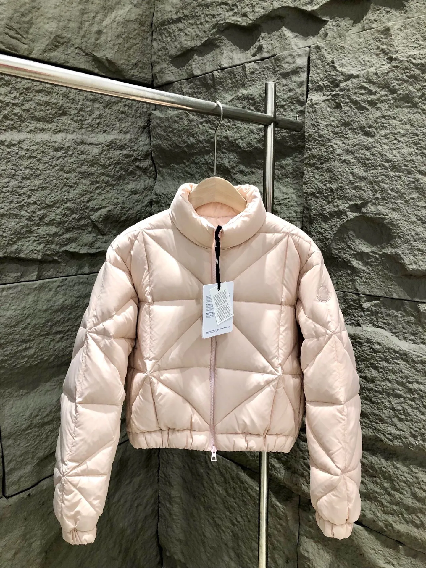 P880 Moncler 25 New Anafi Diamond Quilted Short Down Jacket Women's Jacket The Anafi down jacket is decorated with large-sized classic diamond quilting, creating a sense of three-dimensionality and texture. Short design, made from fine, soft nylon fabric for a gorgeous, comfortable feel. This warm piece embodies a modern aesthetic. Color: Pink/Black Size: 0/1/2/3