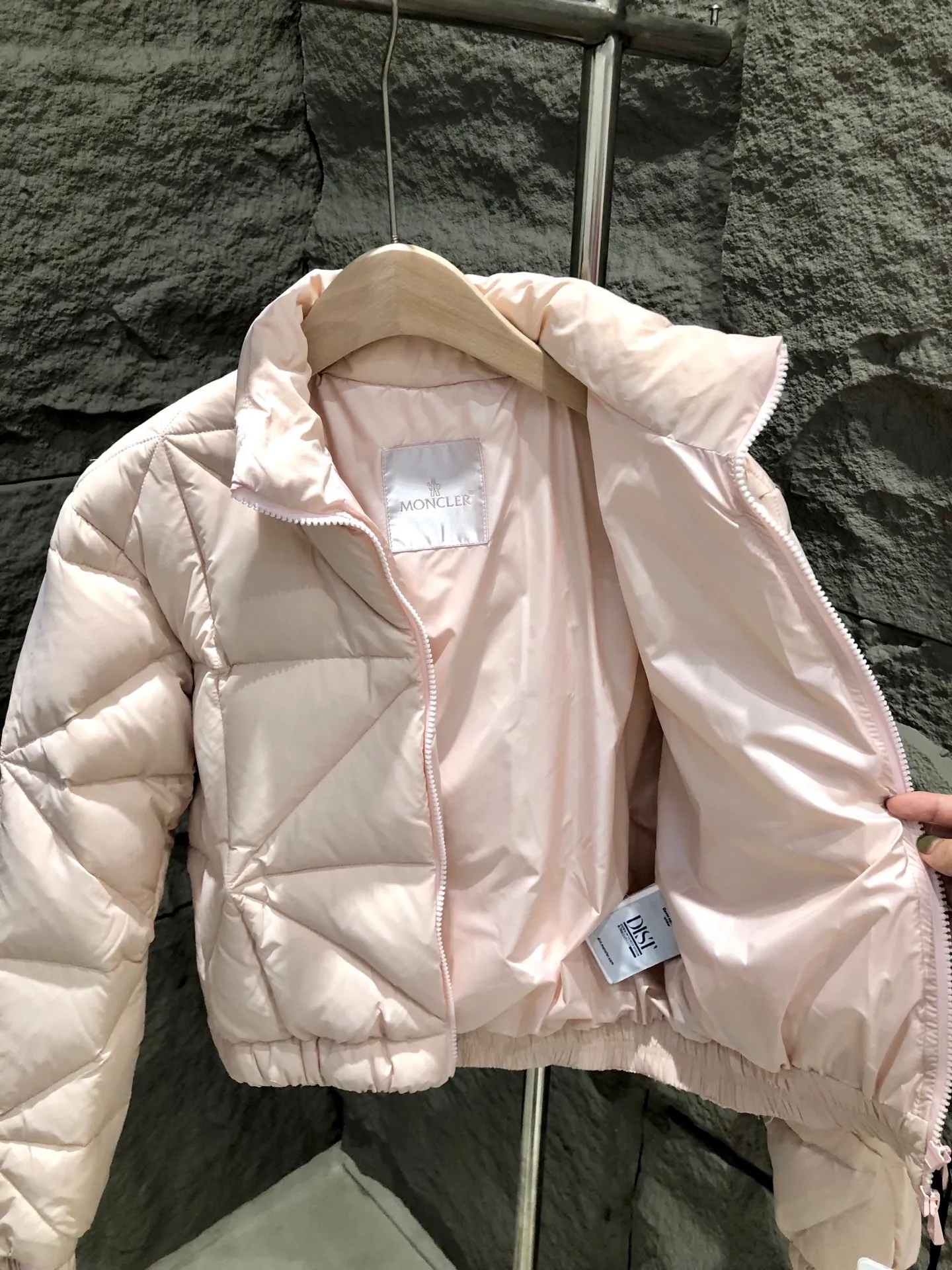 P880 Moncler 25 New Anafi Diamond Quilted Short Down Jacket Women's Jacket The Anafi down jacket is decorated with large-sized classic diamond quilting, creating a sense of three-dimensionality and texture. Short design, made from fine, soft nylon fabric for a gorgeous, comfortable feel. This warm piece embodies a modern aesthetic. Color: Pink/Black Size: 0/1/2/3