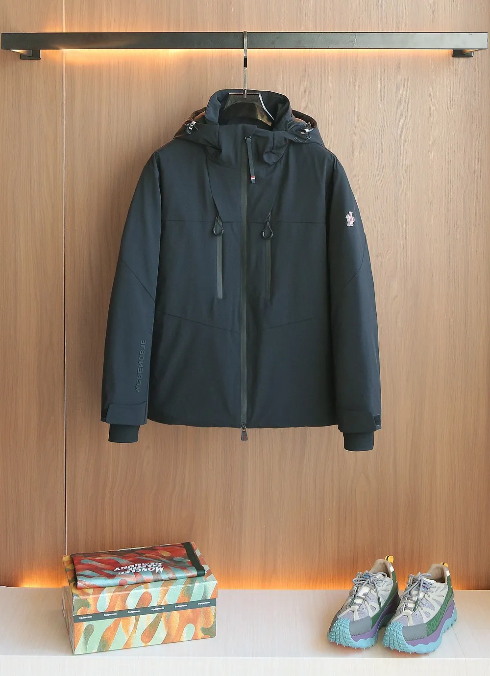 P1660 Old OEM channel, Moncler 25FW new thin and light men's hooded casual down jacket! Trading company orders Jeluz men's down inspired by classic, men's choice for outdoor activities! The product is made of GORE-Tex waterproof outdoor sports fabric and decorated with recyclable details, which demonstrates the brand's commitment to external environmental protection. The adjustable cuffs and two-way zipper ensure easy wearing and adjustment of the silhouette; the interior is made of European-standard environmentally friendly 90% white duck down + 10% feather high-content filling, which is warmer and lighter than traditional down jackets in the past. You will know its high-end atmosphere when you try it in person. The upper body is comfortable, warm and breathable without any bloated feeling! At the same time, it has a high sense of class and recognition. The seams of the body are all cut in position to ensure visual beauty, which is very time-consuming and material-consuming! The fashionable detachable vest can be worn alone. The detachable hooded stand-up collar design is easy to disassemble and assemble to create different fashionable looks. The concealed placket, two-way zipper opening and closing, elastic cuffs and drawstring hem cuff design can better withstand the cold wind and keep the upper body warm in autumn and winter. It is a tall and stylish item! Color: black, high-grade gray, off-white Size: M-3XL G9003 data reference: Size 0: shoulder width 51cm-bust 114cm-shirt length 70cm-sleeve length 61cm Size 1: shoulder width 52cm-chest 118cm-shirt length 71cm-sleeve length 62cm Size 2: shoulder width 53cm-chest 122cm-shirt length 72cm-sleeve length 63cm 3 Size: Shoulder width 54cm - Bust 126cm - Clothing length 73cm - Sleeve length 64cm Size 4: Shoulder width 55cm - Bust 130cm - Clothing length 75cm - Sleeve length 64cm