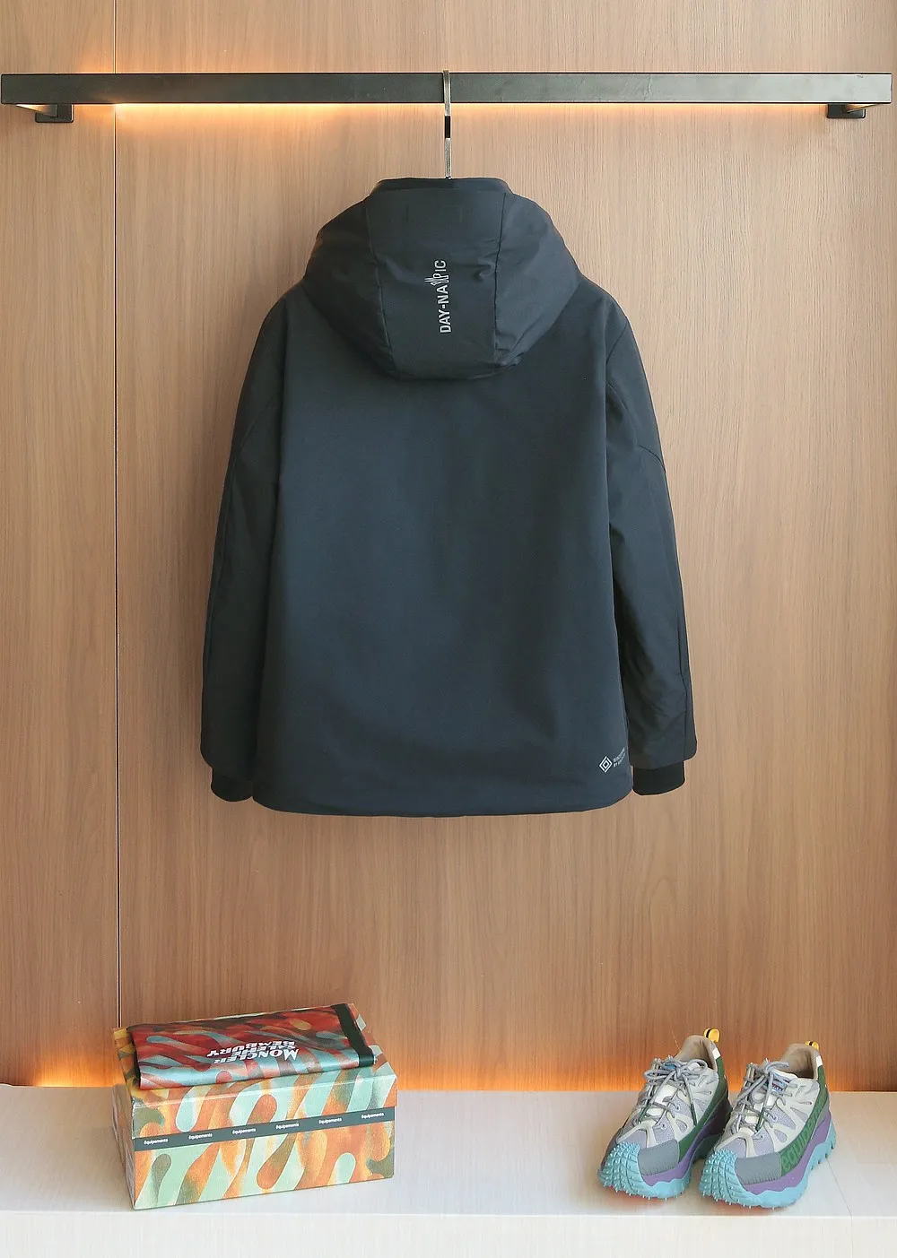 P1660 Old OEM channel, Moncler 25FW new thin and light men's hooded casual down jacket! Trading company orders Jeluz men's down inspired by classic, men's choice for outdoor activities! The product is made of GORE-Tex waterproof outdoor sports fabric and decorated with recyclable details, which demonstrates the brand's commitment to external environmental protection. The adjustable cuffs and two-way zipper ensure easy wearing and adjustment of the silhouette; the interior is made of European-standard environmentally friendly 90% white duck down + 10% feather high-content filling, which is warmer and lighter than traditional down jackets in the past. You will know its high-end atmosphere when you try it in person. The upper body is comfortable, warm and breathable without any bloated feeling! At the same time, it has a high sense of class and recognition. The seams of the body are all cut in position to ensure visual beauty, which is very time-consuming and material-consuming! The fashionable detachable vest can be worn alone. The detachable hooded stand-up collar design is easy to disassemble and assemble to create different fashionable looks. The concealed placket, two-way zipper opening and closing, elastic cuffs and drawstring hem cuff design can better withstand the cold wind and keep the upper body warm in autumn and winter. It is a tall and stylish item! Color: black, high-grade gray, off-white Size: M-3XL G9003 data reference: Size 0: shoulder width 51cm-bust 114cm-shirt length 70cm-sleeve length 61cm Size 1: shoulder width 52cm-chest 118cm-shirt length 71cm-sleeve length 62cm Size 2: shoulder width 53cm-chest 122cm-shirt length 72cm-sleeve length 63cm 3 Size: Shoulder width 54cm - Bust 126cm - Clothing length 73cm - Sleeve length 64cm Size 4: Shoulder width 55cm - Bust 130cm - Clothing length 75cm - Sleeve length 64cm
