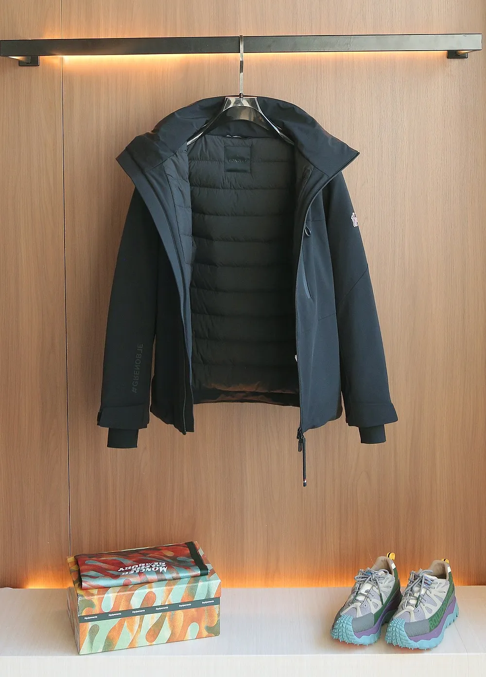 P1660 Old OEM channel, Moncler 25FW new thin and light men's hooded casual down jacket! Trading company orders Jeluz men's down inspired by classic, men's choice for outdoor activities! The product is made of GORE-Tex waterproof outdoor sports fabric and decorated with recyclable details, which demonstrates the brand's commitment to external environmental protection. The adjustable cuffs and two-way zipper ensure easy wearing and adjustment of the silhouette; the interior is made of European-standard environmentally friendly 90% white duck down + 10% feather high-content filling, which is warmer and lighter than traditional down jackets in the past. You will know its high-end atmosphere when you try it in person. The upper body is comfortable, warm and breathable without any bloated feeling! At the same time, it has a high sense of class and recognition. The seams of the body are all cut in position to ensure visual beauty, which is very time-consuming and material-consuming! The fashionable detachable vest can be worn alone. The detachable hooded stand-up collar design is easy to disassemble and assemble to create different fashionable looks. The concealed placket, two-way zipper opening and closing, elastic cuffs and drawstring hem cuff design can better withstand the cold wind and keep the upper body warm in autumn and winter. It is a tall and stylish item! Color: black, high-grade gray, off-white Size: M-3XL G9003 data reference: Size 0: shoulder width 51cm-bust 114cm-shirt length 70cm-sleeve length 61cm Size 1: shoulder width 52cm-chest 118cm-shirt length 71cm-sleeve length 62cm Size 2: shoulder width 53cm-chest 122cm-shirt length 72cm-sleeve length 63cm 3 Size: Shoulder width 54cm - Bust 126cm - Clothing length 73cm - Sleeve length 64cm Size 4: Shoulder width 55cm - Bust 130cm - Clothing length 75cm - Sleeve length 64cm