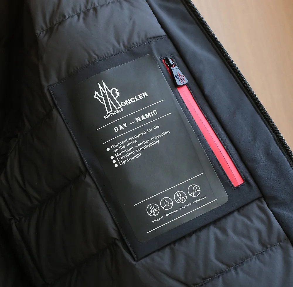 P1660 Old OEM channel, Moncler 25FW new thin and light men's hooded casual down jacket! Trading company orders Jeluz men's down inspired by classic, men's choice for outdoor activities! The product is made of GORE-Tex waterproof outdoor sports fabric and decorated with recyclable details, which demonstrates the brand's commitment to external environmental protection. The adjustable cuffs and two-way zipper ensure easy wearing and adjustment of the silhouette; the interior is made of European-standard environmentally friendly 90% white duck down + 10% feather high-content filling, which is warmer and lighter than traditional down jackets in the past. You will know its high-end atmosphere when you try it in person. The upper body is comfortable, warm and breathable without any bloated feeling! At the same time, it has a high sense of class and recognition. The seams of the body are all cut in position to ensure visual beauty, which is very time-consuming and material-consuming! The fashionable detachable vest can be worn alone. The detachable hooded stand-up collar design is easy to disassemble and assemble to create different fashionable looks. The concealed placket, two-way zipper opening and closing, elastic cuffs and drawstring hem cuff design can better withstand the cold wind and keep the upper body warm in autumn and winter. It is a tall and stylish item! Color: black, high-grade gray, off-white Size: M-3XL G9003 data reference: Size 0: shoulder width 51cm-bust 114cm-shirt length 70cm-sleeve length 61cm Size 1: shoulder width 52cm-chest 118cm-shirt length 71cm-sleeve length 62cm Size 2: shoulder width 53cm-chest 122cm-shirt length 72cm-sleeve length 63cm 3 Size: Shoulder width 54cm - Bust 126cm - Clothing length 73cm - Sleeve length 64cm Size 4: Shoulder width 55cm - Bust 130cm - Clothing length 75cm - Sleeve length 64cm
