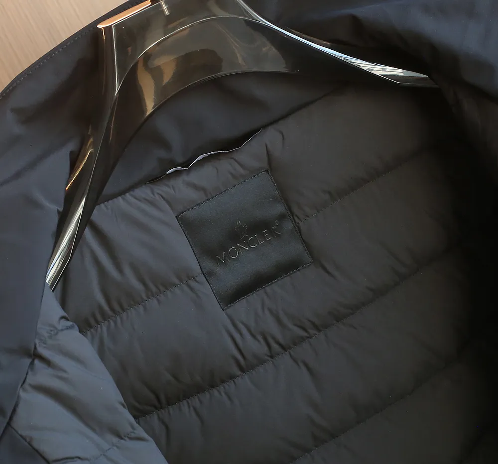 P1660 Old OEM channel, Moncler 25FW new thin and light men's hooded casual down jacket! Trading company orders Jeluz men's down inspired by classic, men's choice for outdoor activities! The product is made of GORE-Tex waterproof outdoor sports fabric and decorated with recyclable details, which demonstrates the brand's commitment to external environmental protection. The adjustable cuffs and two-way zipper ensure easy wearing and adjustment of the silhouette; the interior is made of European-standard environmentally friendly 90% white duck down + 10% feather high-content filling, which is warmer and lighter than traditional down jackets in the past. You will know its high-end atmosphere when you try it in person. The upper body is comfortable, warm and breathable without any bloated feeling! At the same time, it has a high sense of class and recognition. The seams of the body are all cut in position to ensure visual beauty, which is very time-consuming and material-consuming! The fashionable detachable vest can be worn alone. The detachable hooded stand-up collar design is easy to disassemble and assemble to create different fashionable looks. The concealed placket, two-way zipper opening and closing, elastic cuffs and drawstring hem cuff design can better withstand the cold wind and keep the upper body warm in autumn and winter. It is a tall and stylish item! Color: black, high-grade gray, off-white Size: M-3XL G9003 data reference: Size 0: shoulder width 51cm-bust 114cm-shirt length 70cm-sleeve length 61cm Size 1: shoulder width 52cm-chest 118cm-shirt length 71cm-sleeve length 62cm Size 2: shoulder width 53cm-chest 122cm-shirt length 72cm-sleeve length 63cm 3 Size: Shoulder width 54cm - Bust 126cm - Clothing length 73cm - Sleeve length 64cm Size 4: Shoulder width 55cm - Bust 130cm - Clothing length 75cm - Sleeve length 64cm