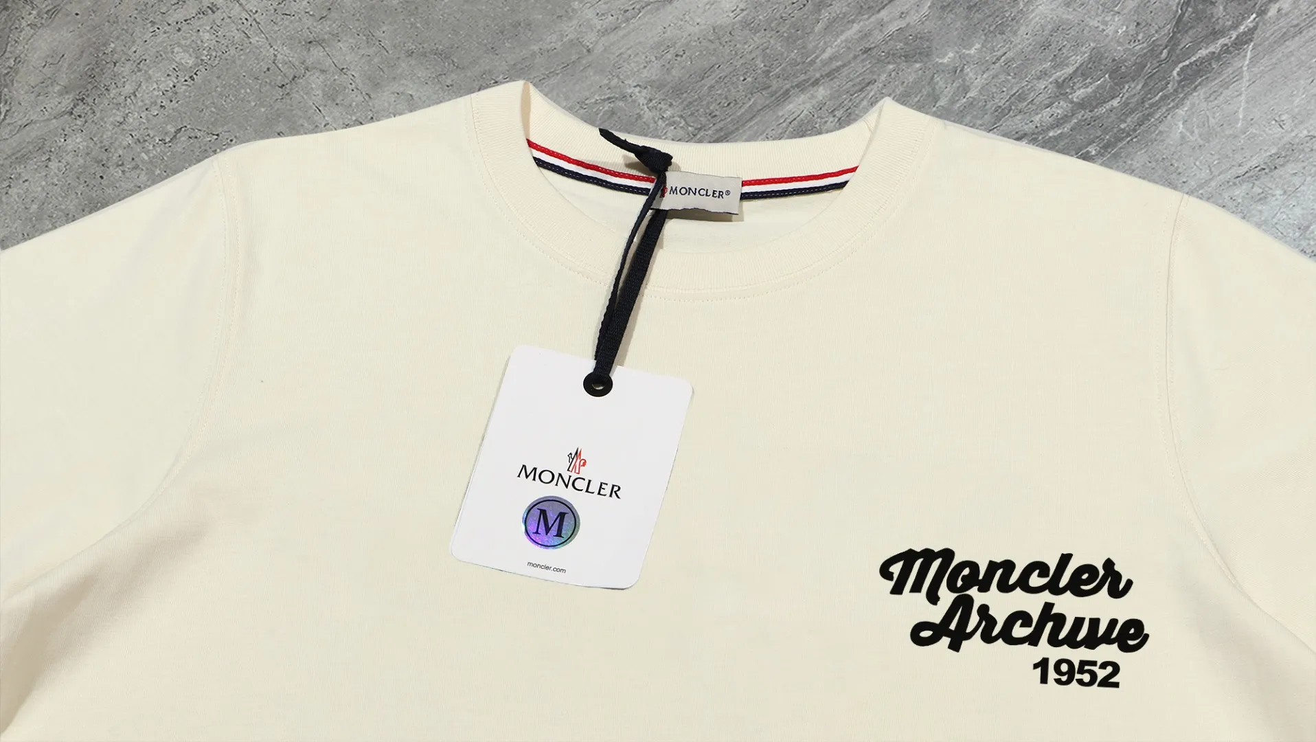 P140 Upgraded version "Mobile phone smart sensor ~ NFC chip armband ~ Direct access to the official website for anti-counterfeiting" "Moncler ~ Mouth Mouth" 2025 new high-quality round neck short-sleeved T-shirt. The cuffs have imported embroidered labels. Customized dyeing, very comfortable to touch. Super versatile and good-looking short-sleeved. Complete with three labels. Non-market ordinary version. Feel free to compare. Quality is absolutely guaranteed! ‼ First of all, this original fabric is all custom-woven with 32-count double yarn fabric, 250G, and the weight is the same‼ Fine workmanship, double waistcoat method, double waistcoat method, double waistcoat method makes the whole dress more three-dimensional, which is not a craft that ordinary T-shirts can achieve🤪 Size: S-M-L-XL-2XL Color: black, white, apricot, same style for men and women