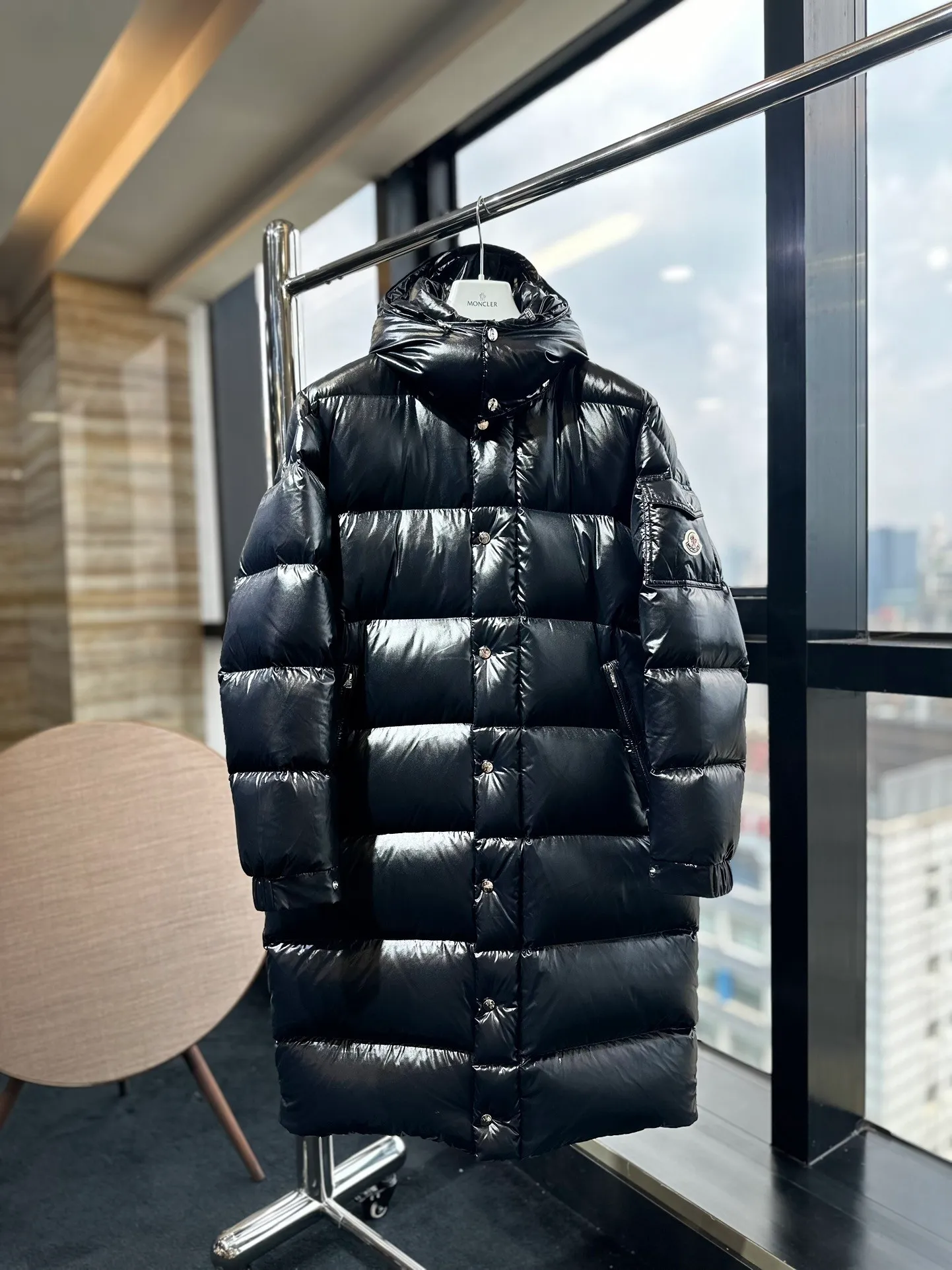 P840 Moncler 022 new autumn and winter long down jacket. I have been looking forward to the Maya/Maya down jacket for a year. It is one of the most beautiful down jackets on earth for couples. It is a collection of Moncler archives. Maya is the most popular series in the classic main line of M family. Buying it at the counter or official website is basically a rush. It is normal to not be able to buy the color you like and the size that suits you! Excellent trade channel! Same style for men and women! Classic urban casual style, versatile and simple hooded down jacket! The Hanoverian Long Down Jacket is crafted from signature shiny patented nylon and features performance details for warmth and protection. This classic Moncler piece is equipped with a detachable hood and a flap zipper fly to enhance the protective performance of the overall design. • Made of patented nylon • Lacquered nylon village • Filled with down • Detachable hood with snap buttons and elastic drawstring • Zipper closure • Logo snap closure on collar • Zipper closure on outer pocket • Logo snap closure on patch pocket • Zipper closure on inner pocket • Logo snap closure on flap • Elastic drawcord on hem ✨Detachable hood gives this down jacket more matching options. A down jacket can be worn in a variety of styles, top-grade down, an absolute surprise! ✨ Toray’s glossy outer material is supplied by customers, and the 15D nylon fabric/lining is of the highest standard. The fabric feels smooth and has a very textured feel. The whole down jacket has four layers of fabric, and the two inner layers are made of the best 400D gallbladder cloth and woolen! The velvet will never run away ✨💚The contrasting color lining makes the whole dress refreshing, and Yuhuang deserves it. A must-have style, highly recommended. ✨Equipped with classic rectangular quilting to ensure even distribution of down inside, bringing you the ultimate warm and comfortable wearing experience, while also being very fashionable and stylish! ✨It is filled with imported European standard 90% white goose down, high-quality 90 down standard, and it has good bulkiness, down filling, and hand feel. You can hardly feel the hair, and you don’t have to worry about the velvet problem. It can effectively lock in and collect heat. You can feel its full state by looking at the actual pictures. It is very light on the upper body and does not feel bloated at all! ✨Double zipper pockets on both sides, No. 5 resin zipper closure; soft and non-stuck; there is no problem in putting a mobile phone card holder! Double placket design, external snap button; No. 5 resin zipper on the inside to block the wind; block the cold wind in the cold winter! Original durable accessories and hardware ~ all made to order! It shows the aura of big brands everywhere, highlights the high-end style and quality, is simple and elegant, and looks good no matter how you wear it. ✨The Velcro sleeves adjust the size of the cuffs according to different situations, making the wind and snow weather more comfortable. Mengkou has been focusing on production for 10 years, and the perfect combination of every link ensures the smoothness of each piece of clothing. The Rolls-Royce of the down jacket industry~ A must-have series for all fans, it is still so classic, still so outstanding, a single product that perfectly meets all kinds of dressing needs! The M family classic series is particularly easy to match. The concave shape in winter is naturally indispensable for such high-end configurations, and its dressing magic is very powerful. Basically, all types are easy to control, and the slim-fitting configuration will not be bloated. With the discomfort, the style and tonality of the upper body are more outstanding and outstanding. The charm of the outfit is naturally more advanced, more outstanding and slimmer, but without losing warmth. Whether it is worn outside or worn inside, I believe this style is the perfect choice! Enjoy the same style as the original version with you!! size: