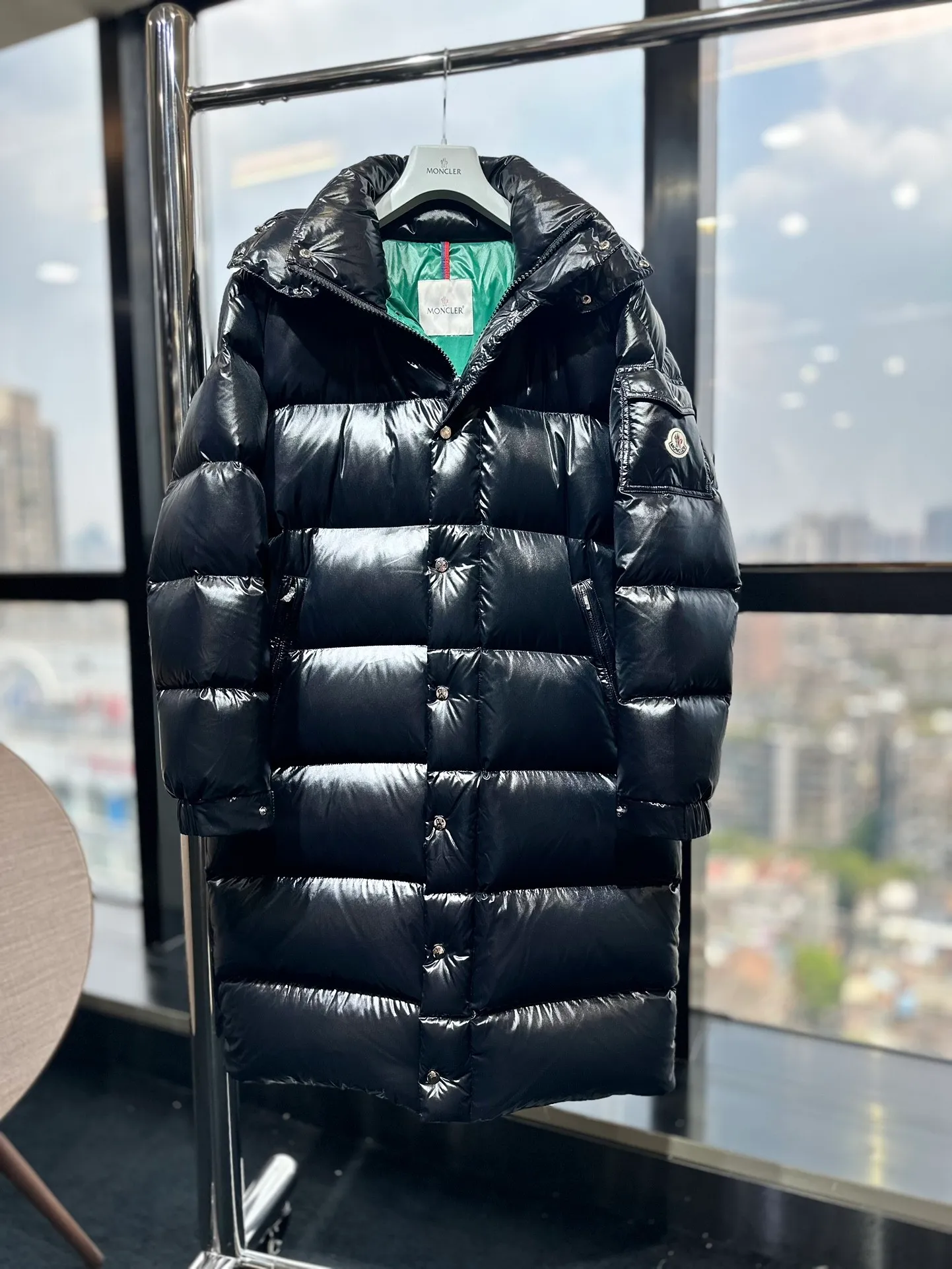 P840 Moncler 022 new autumn and winter long down jacket. I have been looking forward to the Maya/Maya down jacket for a year. It is one of the most beautiful down jackets on earth for couples. It is a collection of Moncler archives. Maya is the most popular series in the classic main line of M family. Buying it at the counter or official website is basically a rush. It is normal to not be able to buy the color you like and the size that suits you! Excellent trade channel! Same style for men and women! Classic urban casual style, versatile and simple hooded down jacket! The Hanoverian Long Down Jacket is crafted from signature shiny patented nylon and features performance details for warmth and protection. This classic Moncler piece is equipped with a detachable hood and a flap zipper fly to enhance the protective performance of the overall design. • Made of patented nylon • Lacquered nylon village • Filled with down • Detachable hood with snap buttons and elastic drawstring • Zipper closure • Logo snap closure on collar • Zipper closure on outer pocket • Logo snap closure on patch pocket • Zipper closure on inner pocket • Logo snap closure on flap • Elastic drawcord on hem ✨Detachable hood gives this down jacket more matching options. A down jacket can be worn in a variety of styles, top-grade down, an absolute surprise! ✨ Toray’s glossy outer material is supplied by customers, and the 15D nylon fabric/lining is of the highest standard. The fabric feels smooth and has a very textured feel. The whole down jacket has four layers of fabric, and the two inner layers are made of the best 400D gallbladder cloth and woolen! The velvet will never run away ✨💚The contrasting color lining makes the whole dress refreshing, and Yuhuang deserves it. A must-have style, highly recommended. ✨Equipped with classic rectangular quilting to ensure even distribution of down inside, bringing you the ultimate warm and comfortable wearing experience, while also being very fashionable and stylish! ✨It is filled with imported European standard 90% white goose down, high-quality 90 down standard, and it has good bulkiness, down filling, and hand feel. You can hardly feel the hair, and you don’t have to worry about the velvet problem. It can effectively lock in and collect heat. You can feel its full state by looking at the actual pictures. It is very light on the upper body and does not feel bloated at all! ✨Double zipper pockets on both sides, No. 5 resin zipper closure; soft and non-stuck; there is no problem in putting a mobile phone card holder! Double placket design, external snap button; No. 5 resin zipper on the inside to block the wind; block the cold wind in the cold winter! Original durable accessories and hardware ~ all made to order! It shows the aura of big brands everywhere, highlights the high-end style and quality, is simple and elegant, and looks good no matter how you wear it. ✨The Velcro sleeves adjust the size of the cuffs according to different situations, making the wind and snow weather more comfortable. Mengkou has been focusing on production for 10 years, and the perfect combination of every link ensures the smoothness of each piece of clothing. The Rolls-Royce of the down jacket industry~ A must-have series for all fans, it is still so classic, still so outstanding, a single product that perfectly meets all kinds of dressing needs! The M family classic series is particularly easy to match. The concave shape in winter is naturally indispensable for such high-end configurations, and its dressing magic is very powerful. Basically, all types are easy to control, and the slim-fitting configuration will not be bloated. With the discomfort, the style and tonality of the upper body are more outstanding and outstanding. The charm of the outfit is naturally more advanced, more outstanding and slimmer, but without losing warmth. Whether it is worn outside or worn inside, I believe this style is the perfect choice! Enjoy the same style as the original version with you!! size: