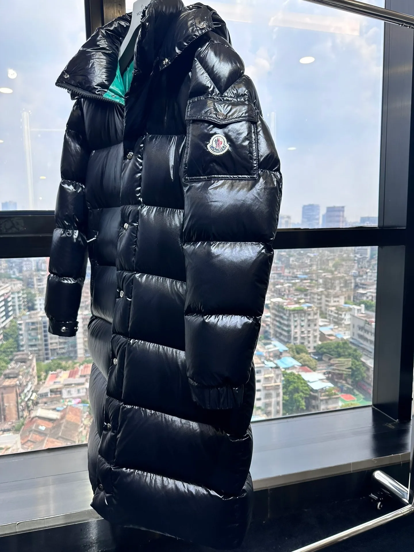 P840 Moncler 022 new autumn and winter long down jacket. I have been looking forward to the Maya/Maya down jacket for a year. It is one of the most beautiful down jackets on earth for couples. It is a collection of Moncler archives. Maya is the most popular series in the classic main line of M family. Buying it at the counter or official website is basically a rush. It is normal to not be able to buy the color you like and the size that suits you! Excellent trade channel! Same style for men and women! Classic urban casual style, versatile and simple hooded down jacket! The Hanoverian Long Down Jacket is crafted from signature shiny patented nylon and features performance details for warmth and protection. This classic Moncler piece is equipped with a detachable hood and a flap zipper fly to enhance the protective performance of the overall design. • Made of patented nylon • Lacquered nylon village • Filled with down • Detachable hood with snap buttons and elastic drawstring • Zipper closure • Logo snap closure on collar • Zipper closure on outer pocket • Logo snap closure on patch pocket • Zipper closure on inner pocket • Logo snap closure on flap • Elastic drawcord on hem ✨Detachable hood gives this down jacket more matching options. A down jacket can be worn in a variety of styles, top-grade down, an absolute surprise! ✨ Toray’s glossy outer material is supplied by customers, and the 15D nylon fabric/lining is of the highest standard. The fabric feels smooth and has a very textured feel. The whole down jacket has four layers of fabric, and the two inner layers are made of the best 400D gallbladder cloth and woolen! The velvet will never run away ✨💚The contrasting color lining makes the whole dress refreshing, and Yuhuang deserves it. A must-have style, highly recommended. ✨Equipped with classic rectangular quilting to ensure even distribution of down inside, bringing you the ultimate warm and comfortable wearing experience, while also being very fashionable and stylish! ✨It is filled with imported European standard 90% white goose down, high-quality 90 down standard, and it has good bulkiness, down filling, and hand feel. You can hardly feel the hair, and you don’t have to worry about the velvet problem. It can effectively lock in and collect heat. You can feel its full state by looking at the actual pictures. It is very light on the upper body and does not feel bloated at all! ✨Double zipper pockets on both sides, No. 5 resin zipper closure; soft and non-stuck; there is no problem in putting a mobile phone card holder! Double placket design, external snap button; No. 5 resin zipper on the inside to block the wind; block the cold wind in the cold winter! Original durable accessories and hardware ~ all made to order! It shows the aura of big brands everywhere, highlights the high-end style and quality, is simple and elegant, and looks good no matter how you wear it. ✨The Velcro sleeves adjust the size of the cuffs according to different situations, making the wind and snow weather more comfortable. Mengkou has been focusing on production for 10 years, and the perfect combination of every link ensures the smoothness of each piece of clothing. The Rolls-Royce of the down jacket industry~ A must-have series for all fans, it is still so classic, still so outstanding, a single product that perfectly meets all kinds of dressing needs! The M family classic series is particularly easy to match. The concave shape in winter is naturally indispensable for such high-end configurations, and its dressing magic is very powerful. Basically, all types are easy to control, and the slim-fitting configuration will not be bloated. With the discomfort, the style and tonality of the upper body are more outstanding and outstanding. The charm of the outfit is naturally more advanced, more outstanding and slimmer, but without losing warmth. Whether it is worn outside or worn inside, I believe this style is the perfect choice! Enjoy the same style as the original version with you!! size: