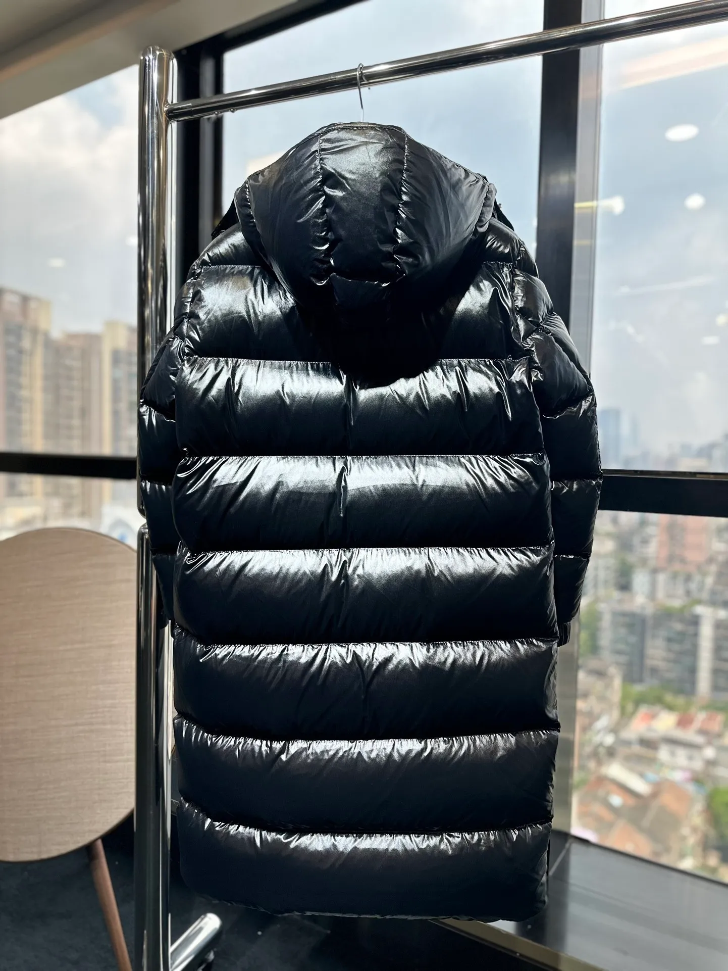 P840 Moncler 022 new autumn and winter long down jacket. I have been looking forward to the Maya/Maya down jacket for a year. It is one of the most beautiful down jackets on earth for couples. It is a collection of Moncler archives. Maya is the most popular series in the classic main line of M family. Buying it at the counter or official website is basically a rush. It is normal to not be able to buy the color you like and the size that suits you! Excellent trade channel! Same style for men and women! Classic urban casual style, versatile and simple hooded down jacket! The Hanoverian Long Down Jacket is crafted from signature shiny patented nylon and features performance details for warmth and protection. This classic Moncler piece is equipped with a detachable hood and a flap zipper fly to enhance the protective performance of the overall design. • Made of patented nylon • Lacquered nylon village • Filled with down • Detachable hood with snap buttons and elastic drawstring • Zipper closure • Logo snap closure on collar • Zipper closure on outer pocket • Logo snap closure on patch pocket • Zipper closure on inner pocket • Logo snap closure on flap • Elastic drawcord on hem ✨Detachable hood gives this down jacket more matching options. A down jacket can be worn in a variety of styles, top-grade down, an absolute surprise! ✨ Toray’s glossy outer material is supplied by customers, and the 15D nylon fabric/lining is of the highest standard. The fabric feels smooth and has a very textured feel. The whole down jacket has four layers of fabric, and the two inner layers are made of the best 400D gallbladder cloth and woolen! The velvet will never run away ✨💚The contrasting color lining makes the whole dress refreshing, and Yuhuang deserves it. A must-have style, highly recommended. ✨Equipped with classic rectangular quilting to ensure even distribution of down inside, bringing you the ultimate warm and comfortable wearing experience, while also being very fashionable and stylish! ✨It is filled with imported European standard 90% white goose down, high-quality 90 down standard, and it has good bulkiness, down filling, and hand feel. You can hardly feel the hair, and you don’t have to worry about the velvet problem. It can effectively lock in and collect heat. You can feel its full state by looking at the actual pictures. It is very light on the upper body and does not feel bloated at all! ✨Double zipper pockets on both sides, No. 5 resin zipper closure; soft and non-stuck; there is no problem in putting a mobile phone card holder! Double placket design, external snap button; No. 5 resin zipper on the inside to block the wind; block the cold wind in the cold winter! Original durable accessories and hardware ~ all made to order! It shows the aura of big brands everywhere, highlights the high-end style and quality, is simple and elegant, and looks good no matter how you wear it. ✨The Velcro sleeves adjust the size of the cuffs according to different situations, making the wind and snow weather more comfortable. Mengkou has been focusing on production for 10 years, and the perfect combination of every link ensures the smoothness of each piece of clothing. The Rolls-Royce of the down jacket industry~ A must-have series for all fans, it is still so classic, still so outstanding, a single product that perfectly meets all kinds of dressing needs! The M family classic series is particularly easy to match. The concave shape in winter is naturally indispensable for such high-end configurations, and its dressing magic is very powerful. Basically, all types are easy to control, and the slim-fitting configuration will not be bloated. With the discomfort, the style and tonality of the upper body are more outstanding and outstanding. The charm of the outfit is naturally more advanced, more outstanding and slimmer, but without losing warmth. Whether it is worn outside or worn inside, I believe this style is the perfect choice! Enjoy the same style as the original version with you!! size: