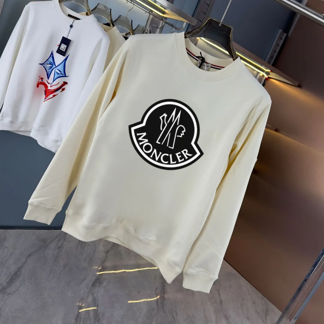 P210 High-version sweatshirt) [Long-term stock] 〖𝐌𝐎𝐍𝐂𝐋𝐄𝐑~Mask〗 Made of 440g heavy-weight fabric. It is different from the market currency. It can be matched with any variety and is properly handsome. 😎The whole dress is made of double waistcoats. The double waistcoats make the whole dress more three-dimensional. Not ordinary factories can do such fine work. 2025 Spring runway version of the T stage, on sale at the counter, round neck terry sweatshirt, high-end double-strand pure cotton, custom-made stretch ribs, dyed in the same vat, complete with three standards, matched with exquisite embroidered LOGO on the chest, simple and advanced, same style for men and women. Color: black, apricot, white, size: S M L XL 2XL