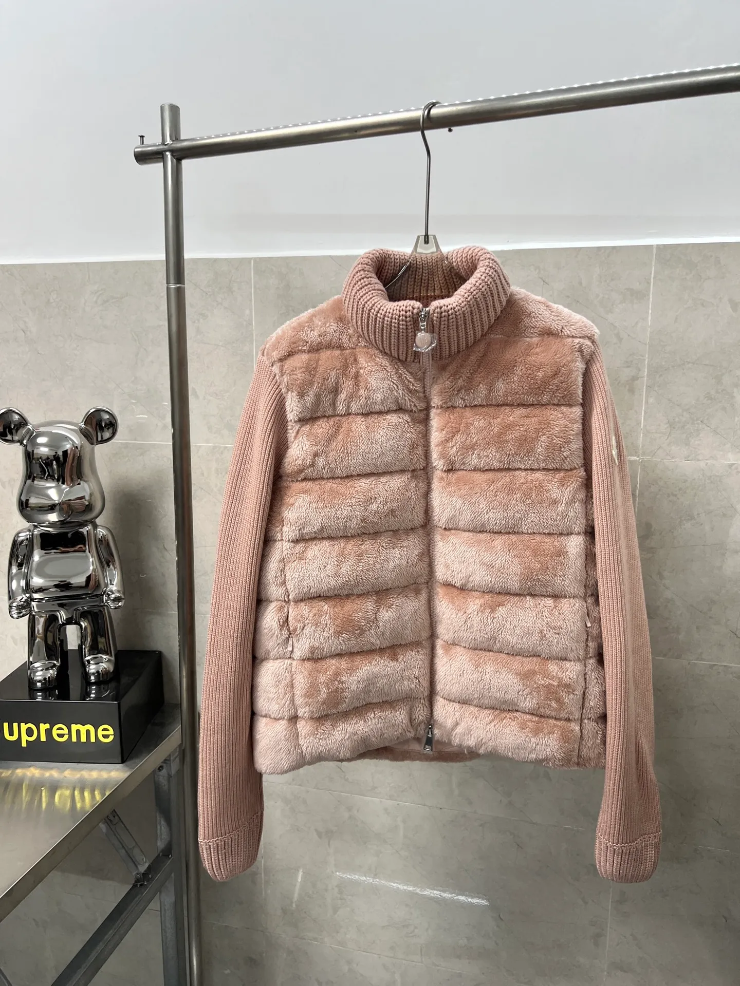 P700 Moncler's new wool sleeve splicing down jacket for autumn and winter. Classic stand-up collar zipper design. A must-have item for layering in autumn and winter. Customized eco-friendly Teddy plush fabric is soft and delicate. The version is versatile, age-reducing and fashionable. Imported machine sewing line crafts. Customized hardware matching. Textured gamers must buy. Color: White Pink Size: S M L