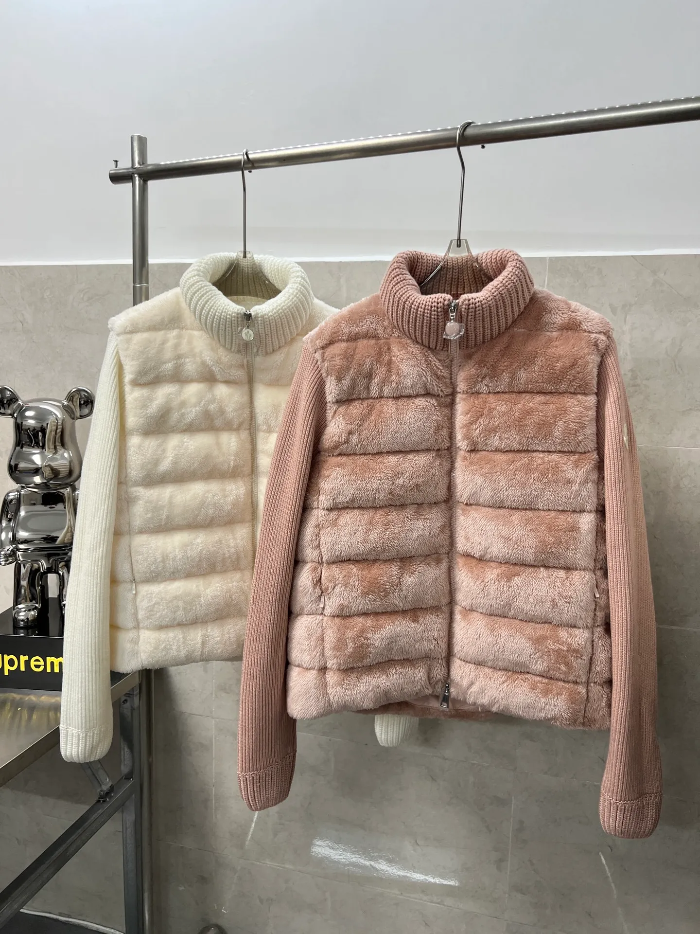 P700 Moncler's new wool sleeve splicing down jacket for autumn and winter. Classic stand-up collar zipper design. A must-have item for layering in autumn and winter. Customized eco-friendly Teddy plush fabric is soft and delicate. The version is versatile, age-reducing and fashionable. Imported machine sewing line crafts. Customized hardware matching. Textured gamers must buy. Color: White Pink Size: S M L