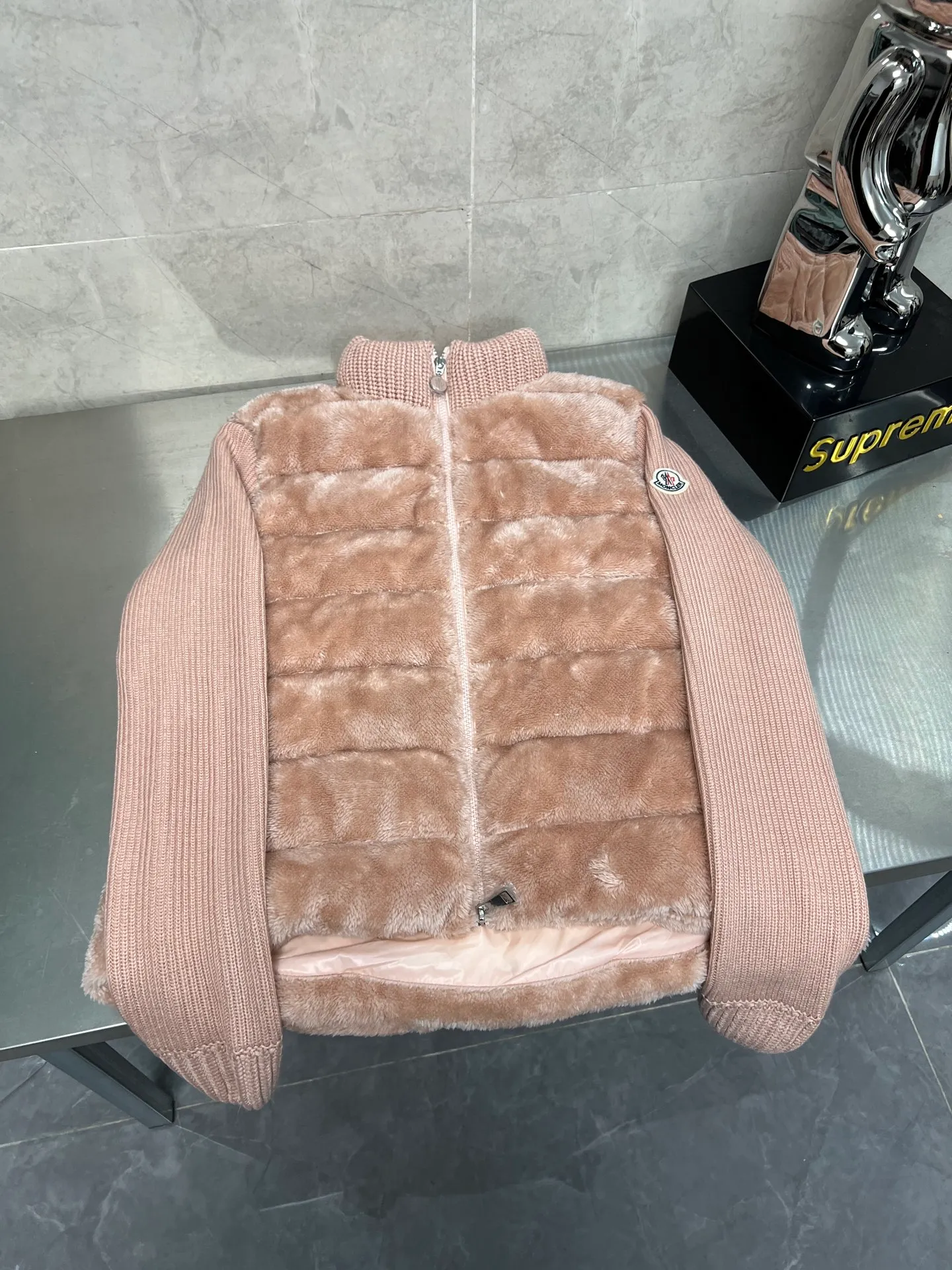 P700 Moncler's new wool sleeve splicing down jacket for autumn and winter. Classic stand-up collar zipper design. A must-have item for layering in autumn and winter. Customized eco-friendly Teddy plush fabric is soft and delicate. The version is versatile, age-reducing and fashionable. Imported machine sewing line crafts. Customized hardware matching. Textured gamers must buy. Color: White Pink Size: S M L