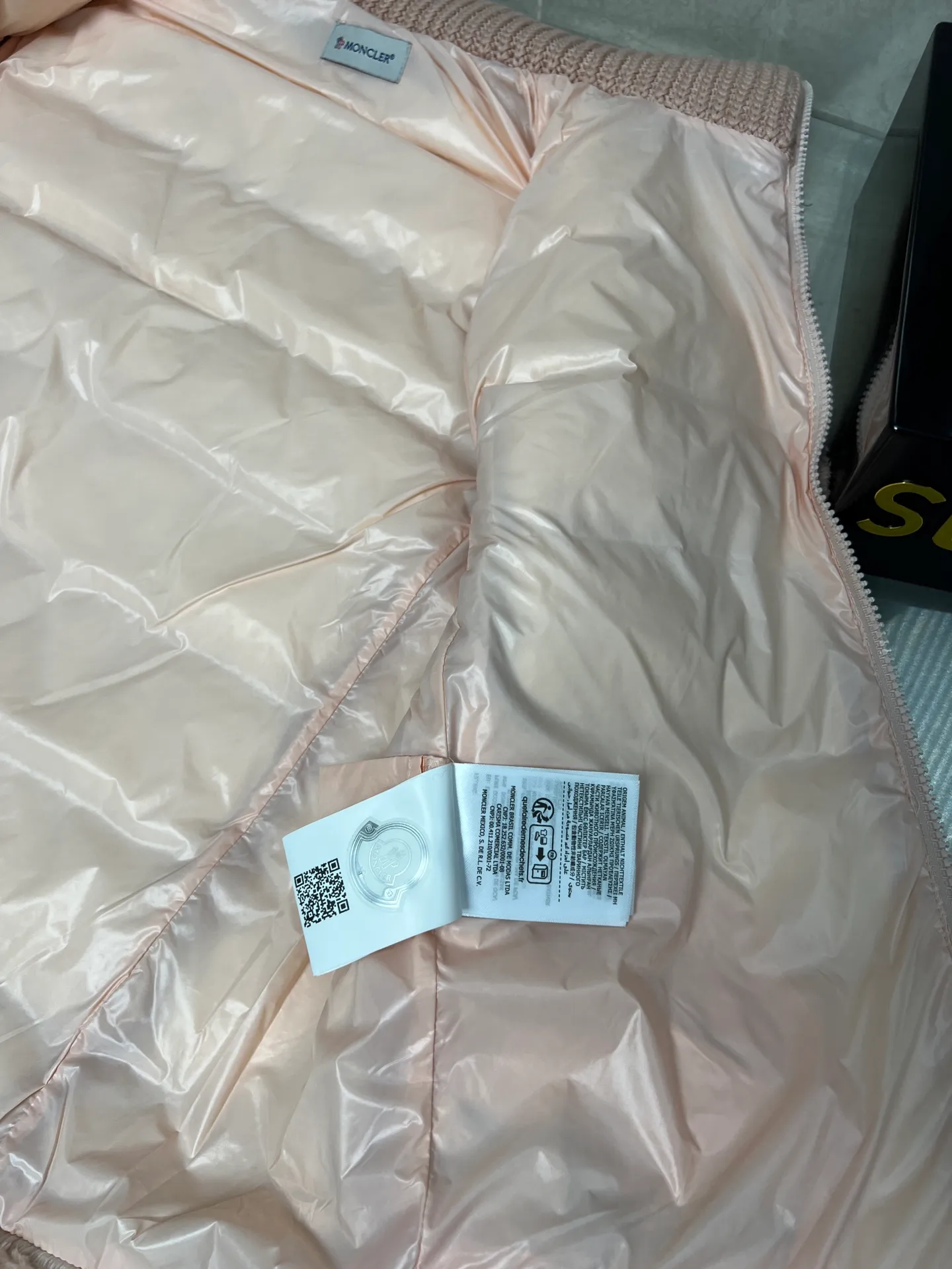 P700 Moncler's new wool sleeve splicing down jacket for autumn and winter. Classic stand-up collar zipper design. A must-have item for layering in autumn and winter. Customized eco-friendly Teddy plush fabric is soft and delicate. The version is versatile, age-reducing and fashionable. Imported machine sewing line crafts. Customized hardware matching. Textured gamers must buy. Color: White Pink Size: S M L