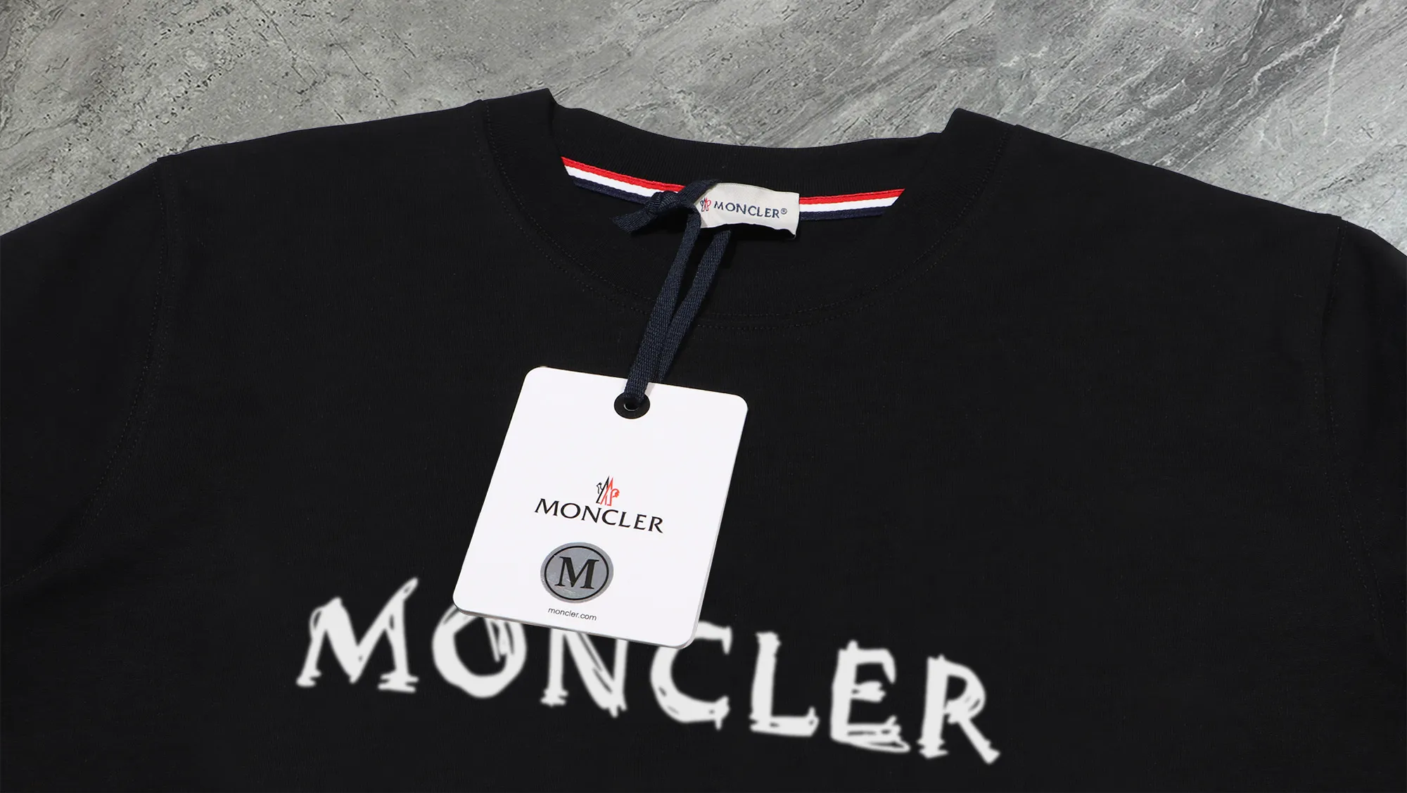 P210 High-version sweatshirt) [Long-term stock] 〖𝐌𝐎𝐍𝐂𝐋𝐄𝐑~Mask〗 Made of 440g heavy-weight fabric. It is different from the market currency. It can be matched with any variety and is properly handsome. 😎The whole dress is made of double waistcoats. The double waistcoats make the whole dress more three-dimensional. Not ordinary factories can do such fine work. 2025 Spring runway version of the T stage, on sale at the counter, round neck terry sweatshirt, high-end double-strand pure cotton, custom-made stretch ribs, dyed in the same vat, complete with three standards, matched with exquisite embroidered LOGO on the chest, simple and advanced, same style for men and women. Color: black, apricot, white, size: S M L XL 2XL