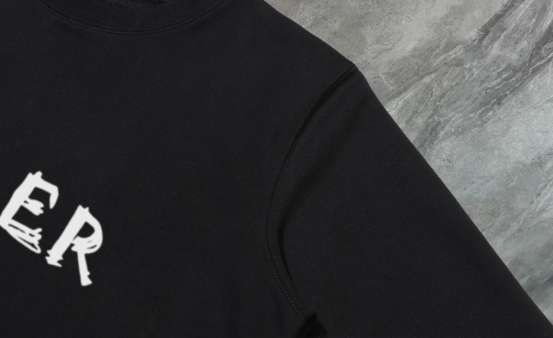 P210 High-version sweatshirt) [Long-term stock] 〖𝐌𝐎𝐍𝐂𝐋𝐄𝐑~Mask〗 Made of 440g heavy-weight fabric. It is different from the market currency. It can be matched with any variety and is properly handsome. 😎The whole dress is made of double waistcoats. The double waistcoats make the whole dress more three-dimensional. Not ordinary factories can do such fine work. 2025 Spring runway version of the T stage, on sale at the counter, round neck terry sweatshirt, high-end double-strand pure cotton, custom-made stretch ribs, dyed in the same vat, complete with three standards, matched with exquisite embroidered LOGO on the chest, simple and advanced, same style for men and women. Color: black, apricot, white, size: S M L XL 2XL