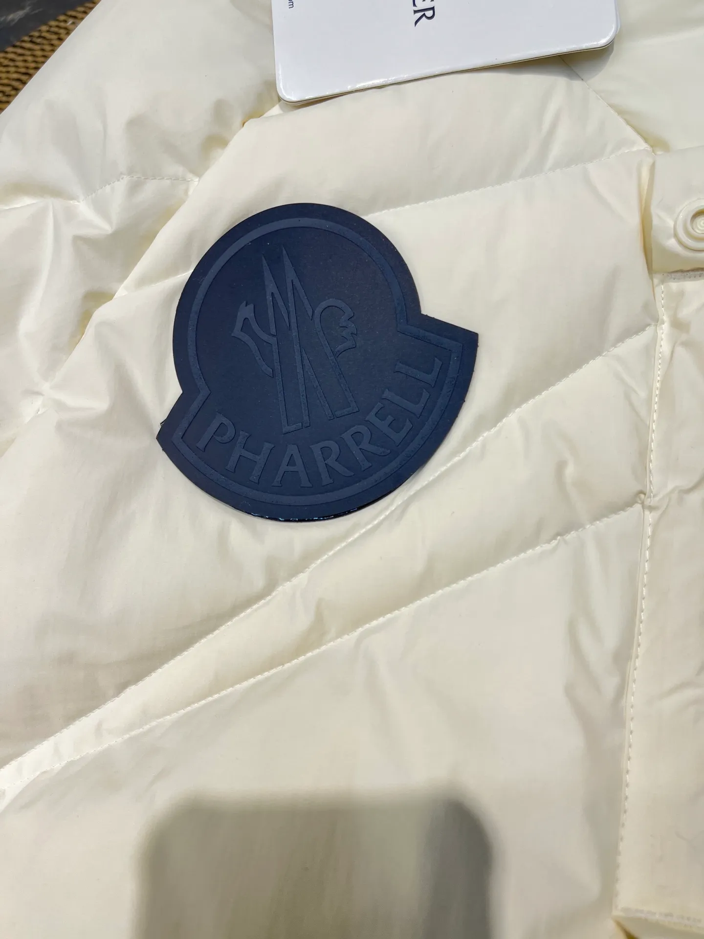 P1000 moncler 🌟 2025 new autumn and winter down jacket. Original 1:1 customized hardware accessories, all imported and original customization. Welcome to compare at the counter. Absolutely high quality. Made of top 90 down. Super soft. Full and fluffy. Super heavy workmanship. Fabric workmanship. 👍Perfect version. Note⚠The fabric is super comfortable. Exclusive model. Non-market product. Same style for men and women. Size: s-xxl