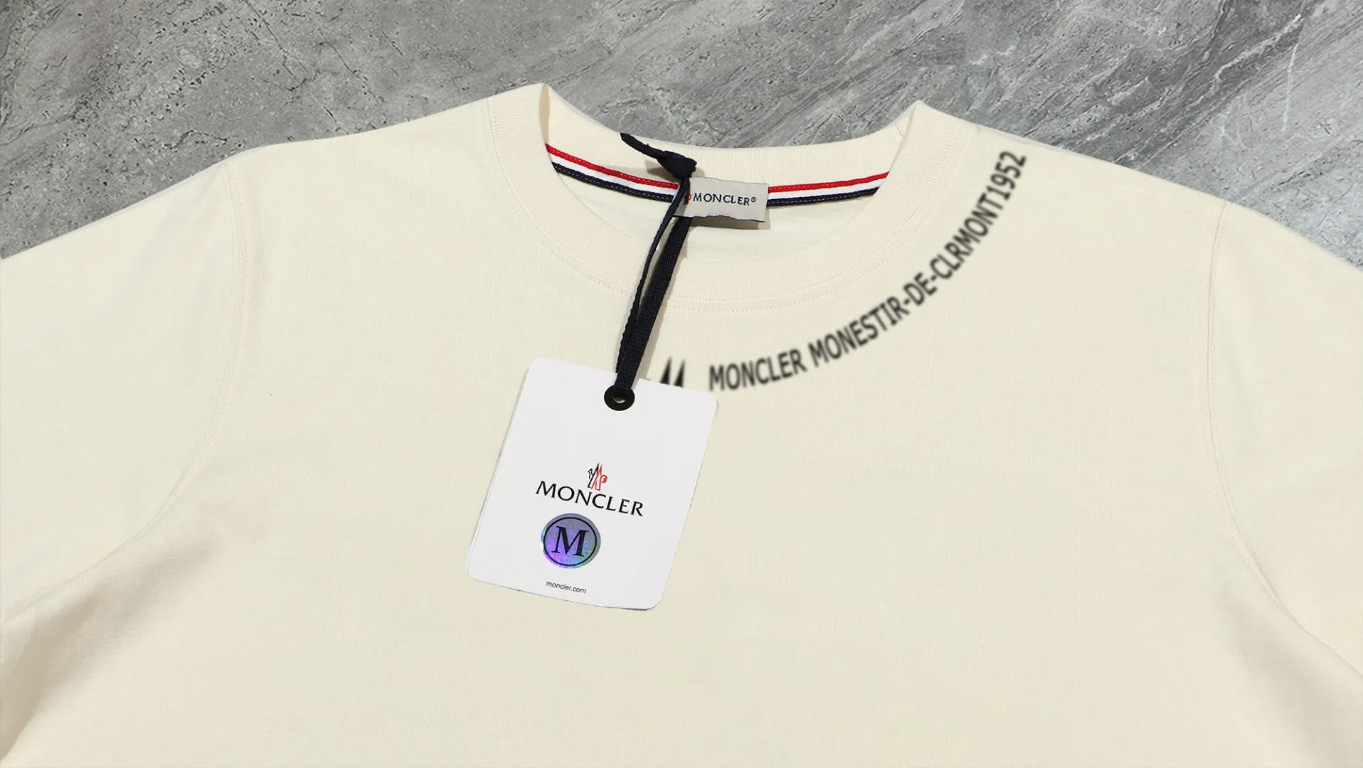 P210 High-version sweatshirt) [Long-term stock] 〖𝐌𝐎𝐍𝐂𝐋𝐄𝐑~Mask〗 Made of 440g heavy-weight fabric. It is different from the market currency. It can be matched with any variety and is properly handsome. 😎The whole dress is made of double waistcoats. The double waistcoats make the whole dress more three-dimensional. Not ordinary factories can do such fine work. 2025 Spring runway version of the T stage, on sale at the counter, round neck terry sweatshirt, high-end double-strand pure cotton, custom-made stretch ribs, dyed in the same vat, complete with three standards, matched with exquisite embroidered LOGO on the chest, simple and advanced, same style for men and women. Color: black, apricot, white, size: S M L XL 2XL