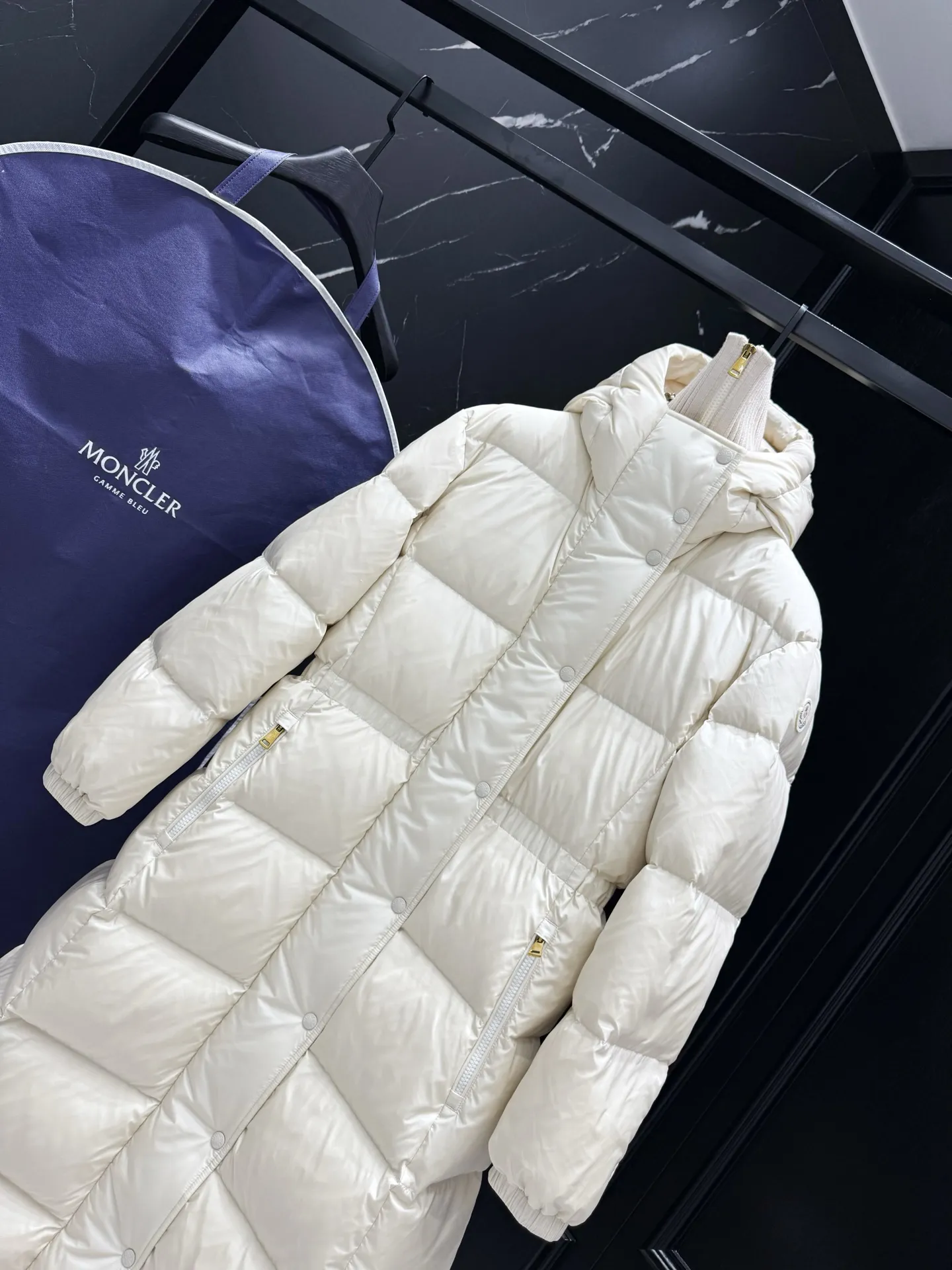 P1060 "Second Generation Escaped Princess" Moncler Chamer women's hooded long down jacket. The Chamer long down jacket is elegant with exquisite fabrics and soft silhouette. Made of nylon fabric, it has a comfortable and silky texture. Hooded design adds practicality. Size: 1234 Style: New Princess on the Run Color: Black White