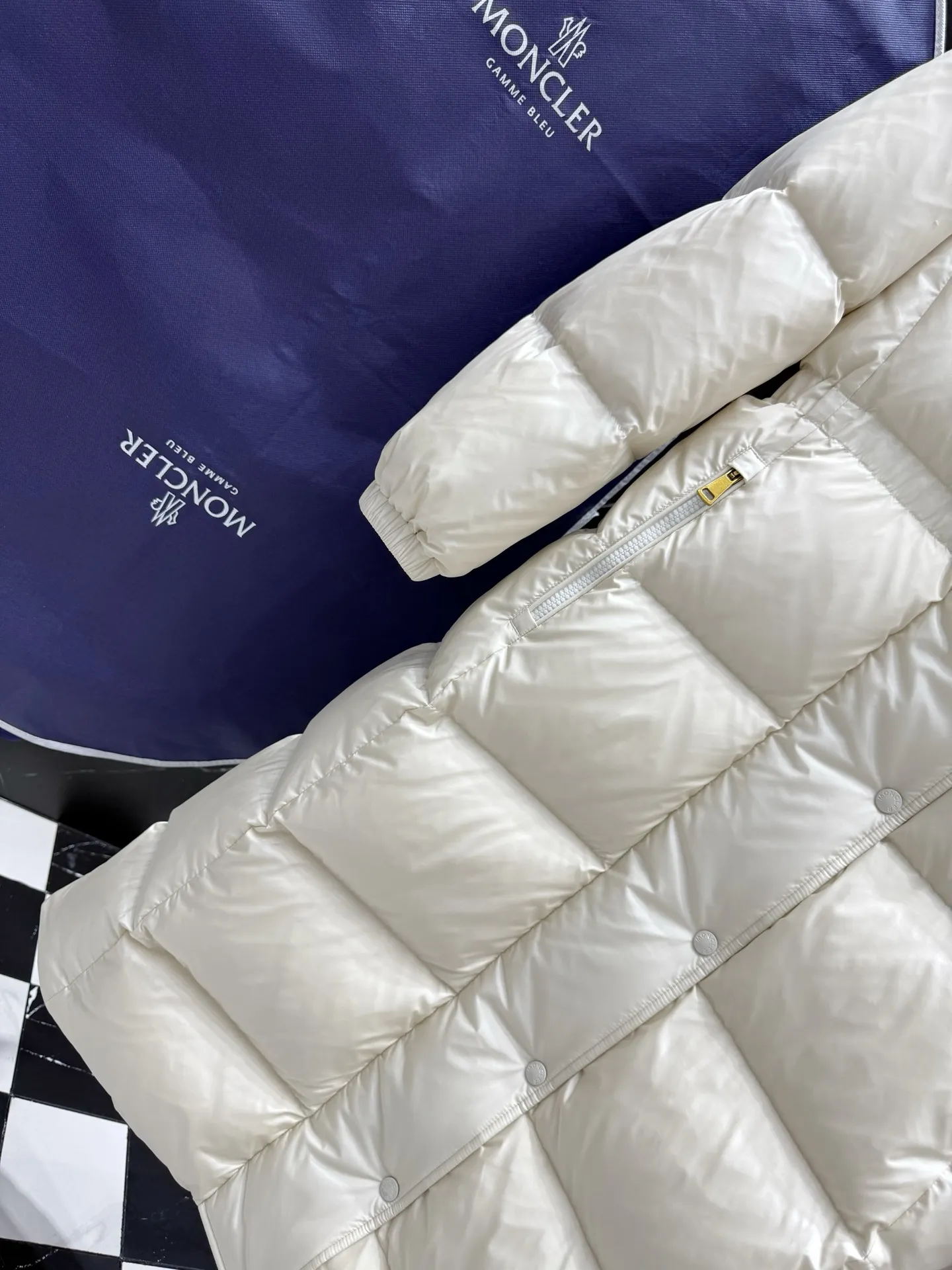 P1060 "Second Generation Escaped Princess" Moncler Chamer women's hooded long down jacket. The Chamer long down jacket is elegant with exquisite fabrics and soft silhouette. Made of nylon fabric, it has a comfortable and silky texture. Hooded design adds practicality. Size: 1234 Style: New Princess on the Run Color: Black White