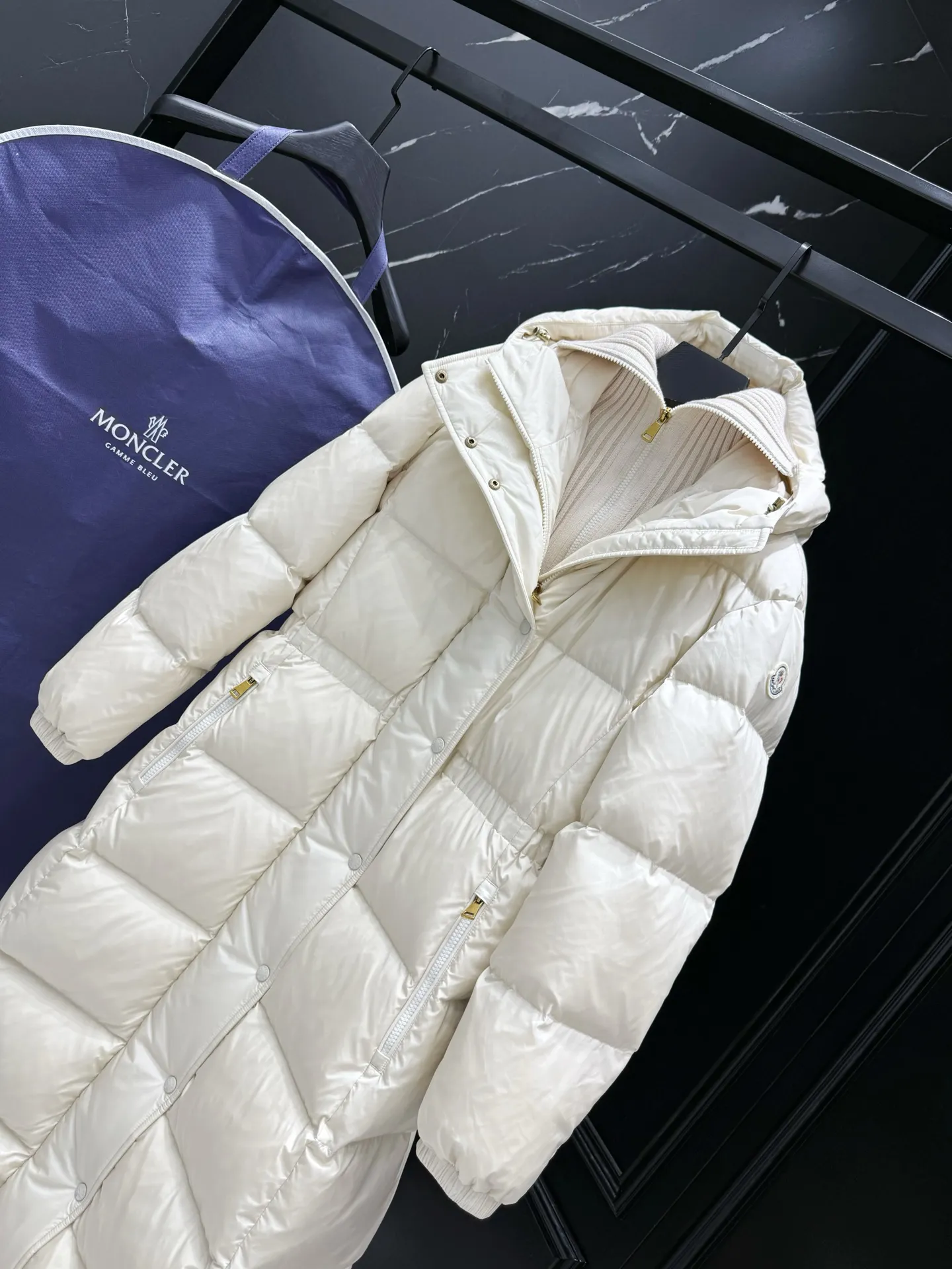 P1060 "Second Generation Escaped Princess" Moncler Chamer women's hooded long down jacket. The Chamer long down jacket is elegant with exquisite fabrics and soft silhouette. Made of nylon fabric, it has a comfortable and silky texture. Hooded design adds practicality. Size: 1234 Style: New Princess on the Run Color: Black White