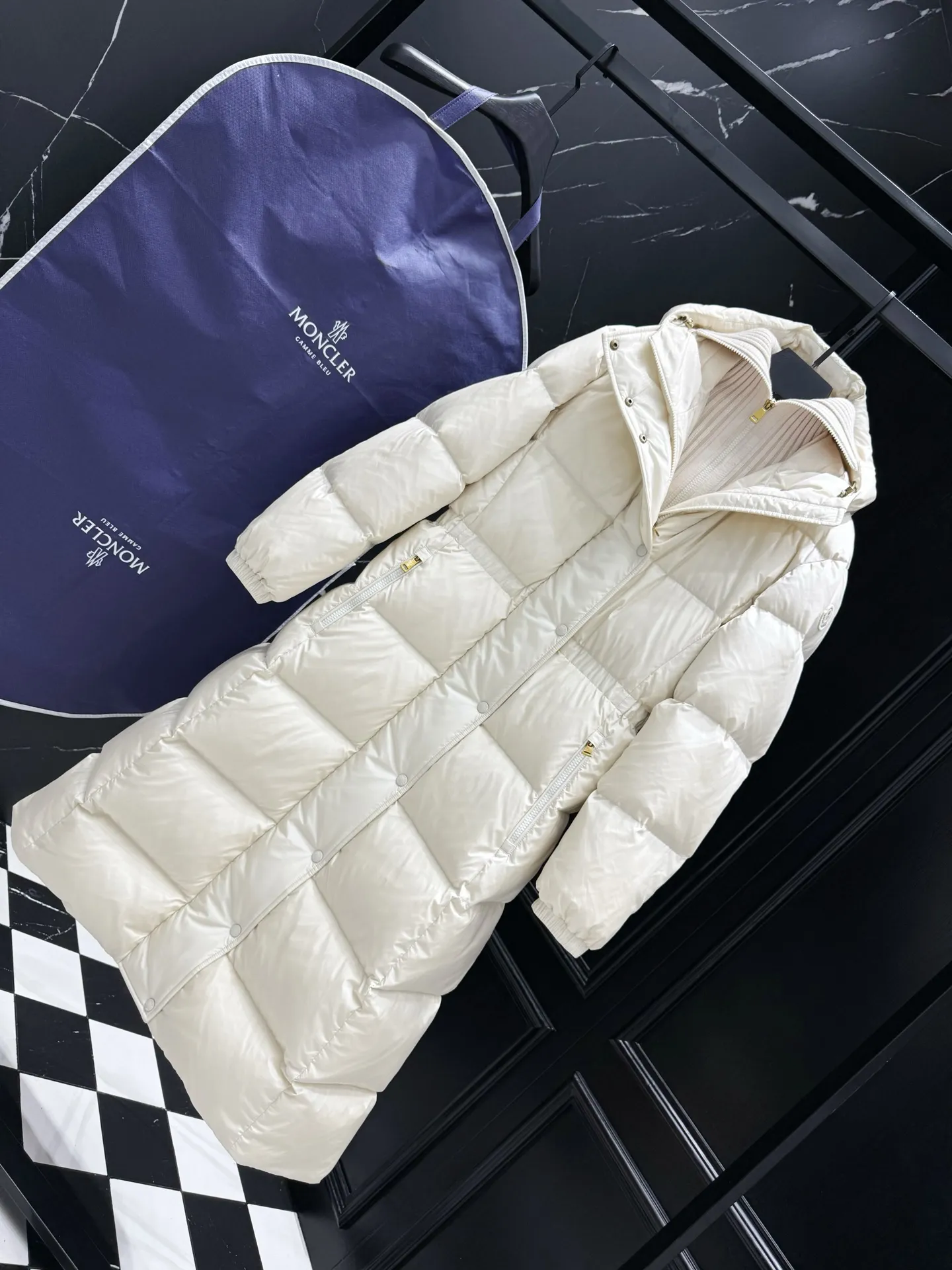 P1060 "Second Generation Escaped Princess" Moncler Chamer women's hooded long down jacket. The Chamer long down jacket is elegant with exquisite fabrics and soft silhouette. Made of nylon fabric, it has a comfortable and silky texture. Hooded design adds practicality. Size: 1234 Style: New Princess on the Run Color: Black White