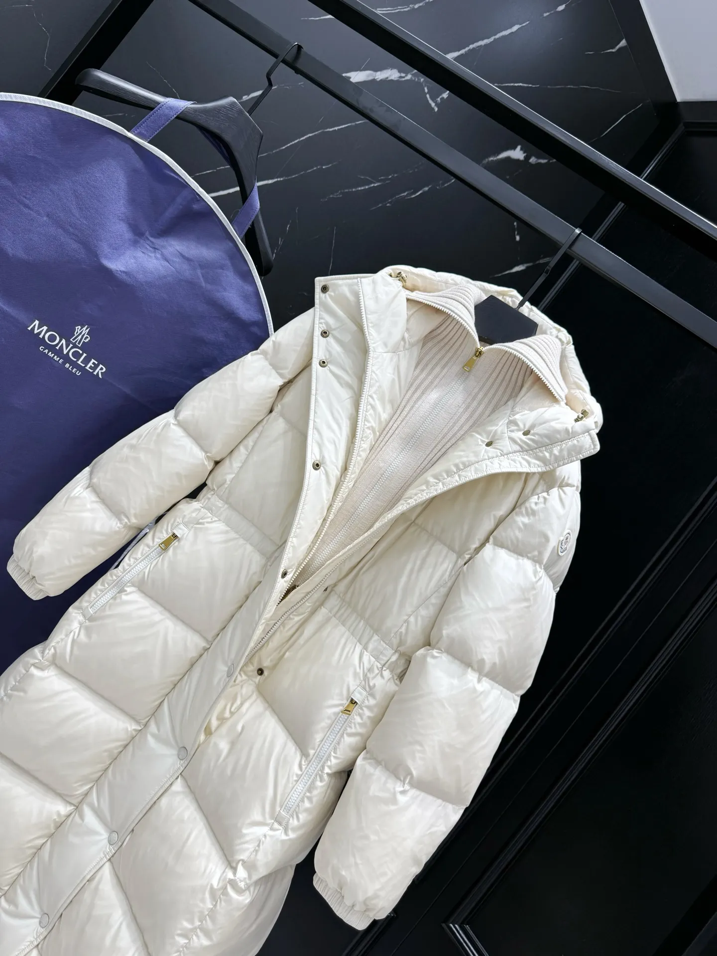 P1060 "Second Generation Escaped Princess" Moncler Chamer women's hooded long down jacket. The Chamer long down jacket is elegant with exquisite fabrics and soft silhouette. Made of nylon fabric, it has a comfortable and silky texture. Hooded design adds practicality. Size: 1234 Style: New Princess on the Run Color: Black White