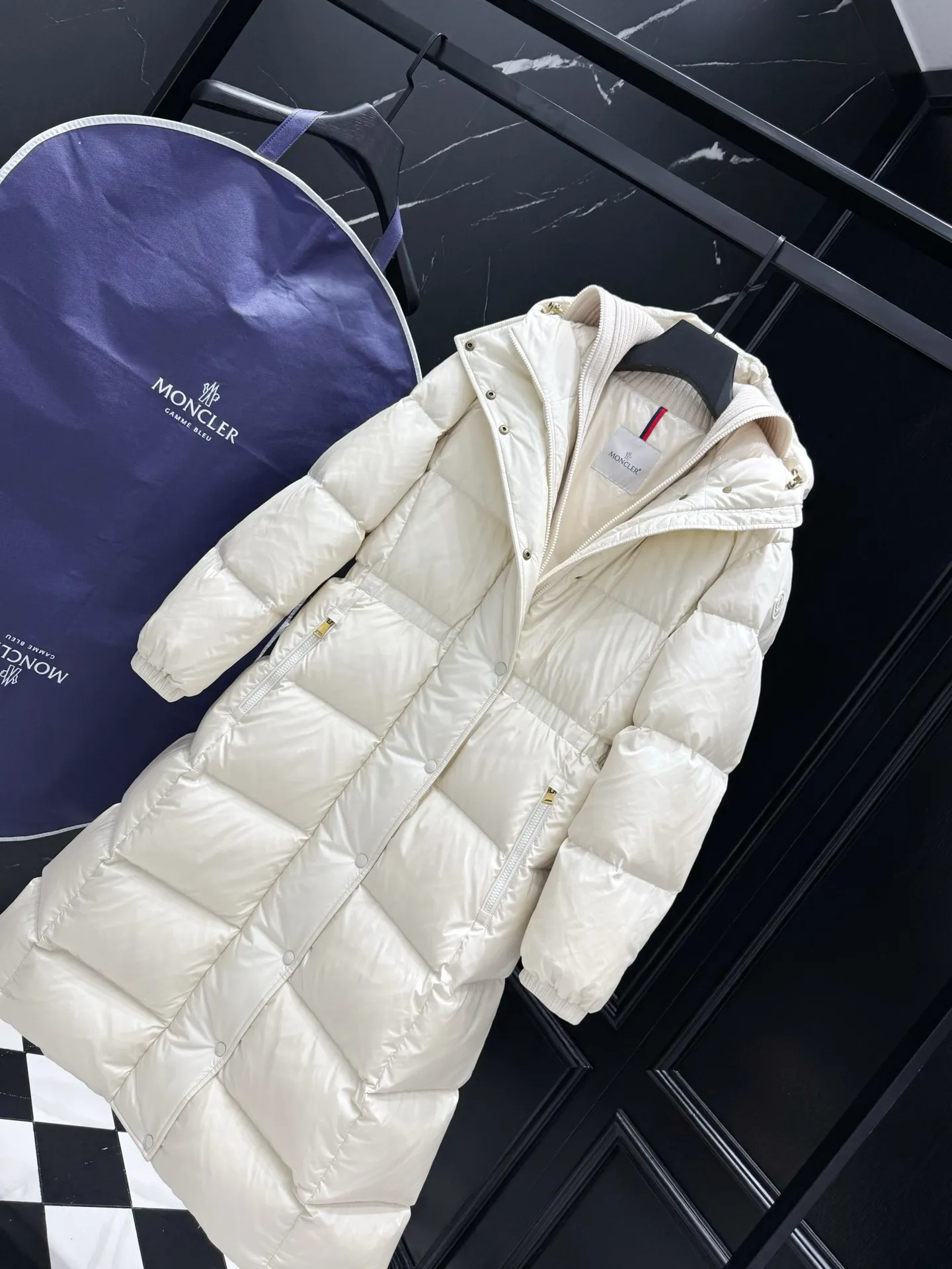P1060 "Second Generation Escaped Princess" Moncler Chamer women's hooded long down jacket. The Chamer long down jacket is elegant with exquisite fabrics and soft silhouette. Made of nylon fabric, it has a comfortable and silky texture. Hooded design adds practicality. Size: 1234 Style: New Princess on the Run Color: Black White