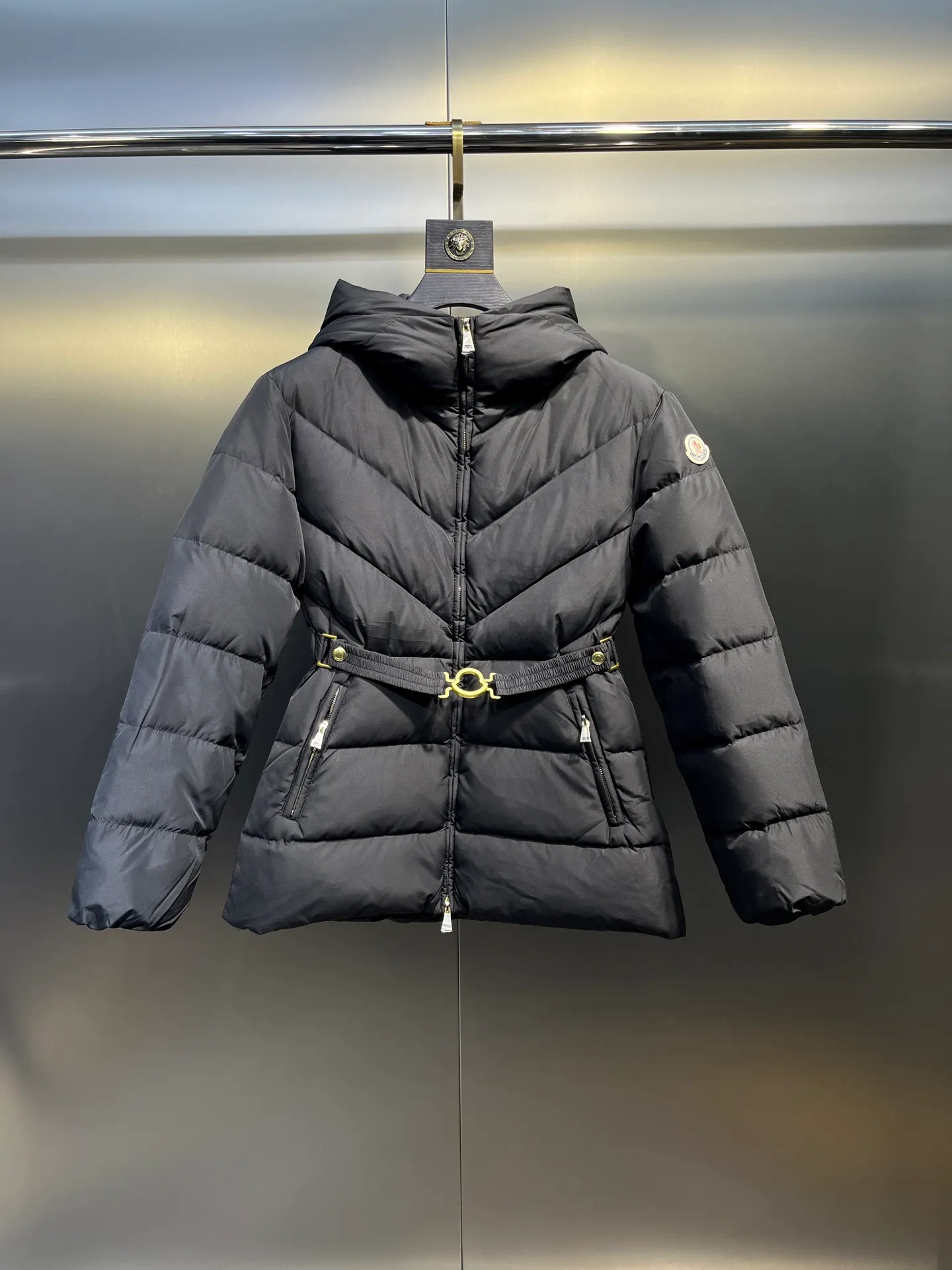P880 Moncler 🌟25 new autumn and winter style BROSSE short hooded V-stitched design with waist slimming belt, down jacket girdle design, super slim V-shaped line, visually slimming temperament, with logo belt buckle, fashionable, matte fabric, high-end atmosphere, comfortable and warm upper body, zipper resin zipper, special craftsmanship, hardware puller, belt buckle sticker protection, exquisite details, moderate thickness of overall clothes, not bloated. Color: Beige Black Size: 0-1-2-3