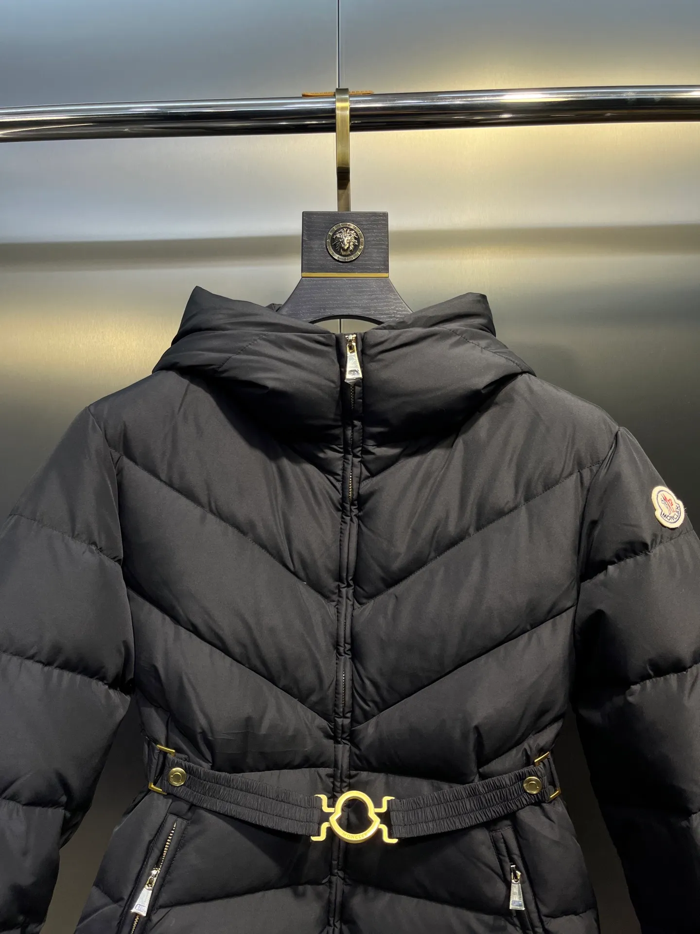 P880 Moncler 🌟25 new autumn and winter style BROSSE short hooded V-stitched design with waist slimming belt, down jacket girdle design, super slim V-shaped line, visually slimming temperament, with logo belt buckle, fashionable, matte fabric, high-end atmosphere, comfortable and warm upper body, zipper resin zipper, special craftsmanship, hardware puller, belt buckle sticker protection, exquisite details, moderate thickness of overall clothes, not bloated. Color: Beige Black Size: 0-1-2-3