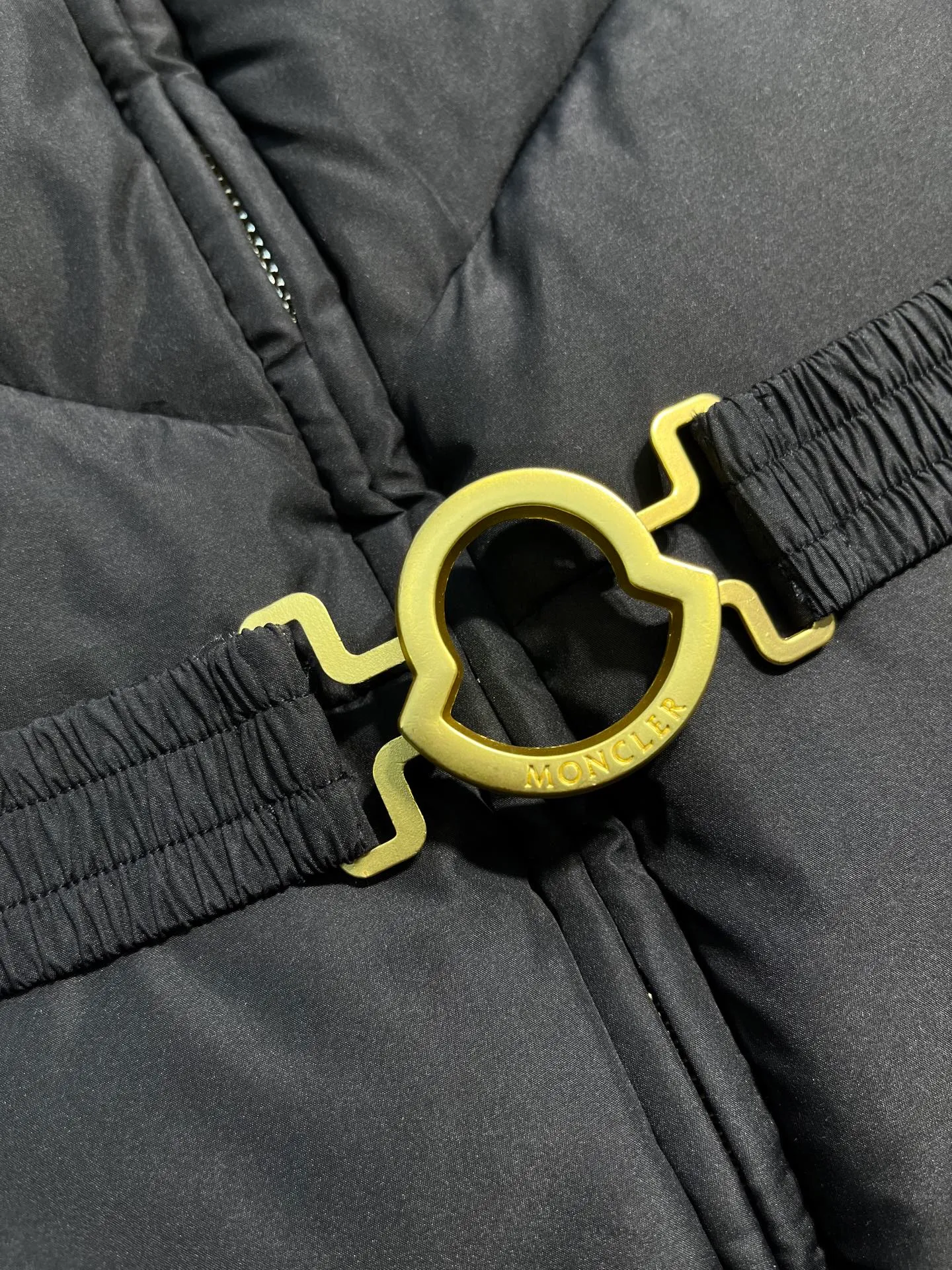 P880 Moncler 🌟25 new autumn and winter style BROSSE short hooded V-stitched design with waist slimming belt, down jacket girdle design, super slim V-shaped line, visually slimming temperament, with logo belt buckle, fashionable, matte fabric, high-end atmosphere, comfortable and warm upper body, zipper resin zipper, special craftsmanship, hardware puller, belt buckle sticker protection, exquisite details, moderate thickness of overall clothes, not bloated. Color: Beige Black Size: 0-1-2-3