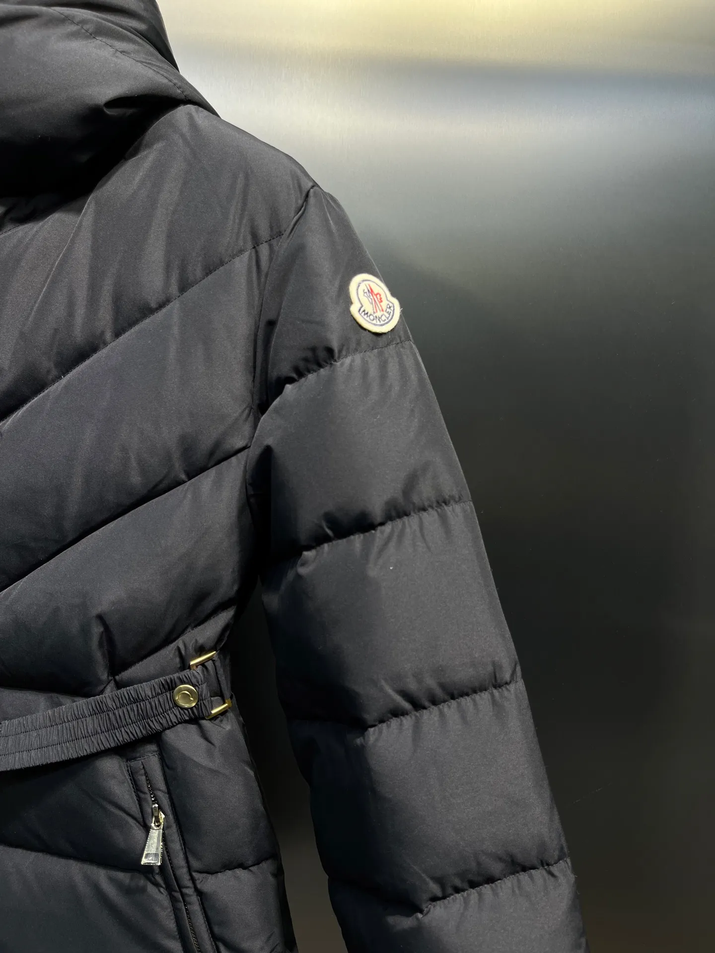 P880 Moncler 🌟25 new autumn and winter style BROSSE short hooded V-stitched design with waist slimming belt, down jacket girdle design, super slim V-shaped line, visually slimming temperament, with logo belt buckle, fashionable, matte fabric, high-end atmosphere, comfortable and warm upper body, zipper resin zipper, special craftsmanship, hardware puller, belt buckle sticker protection, exquisite details, moderate thickness of overall clothes, not bloated. Color: Beige Black Size: 0-1-2-3