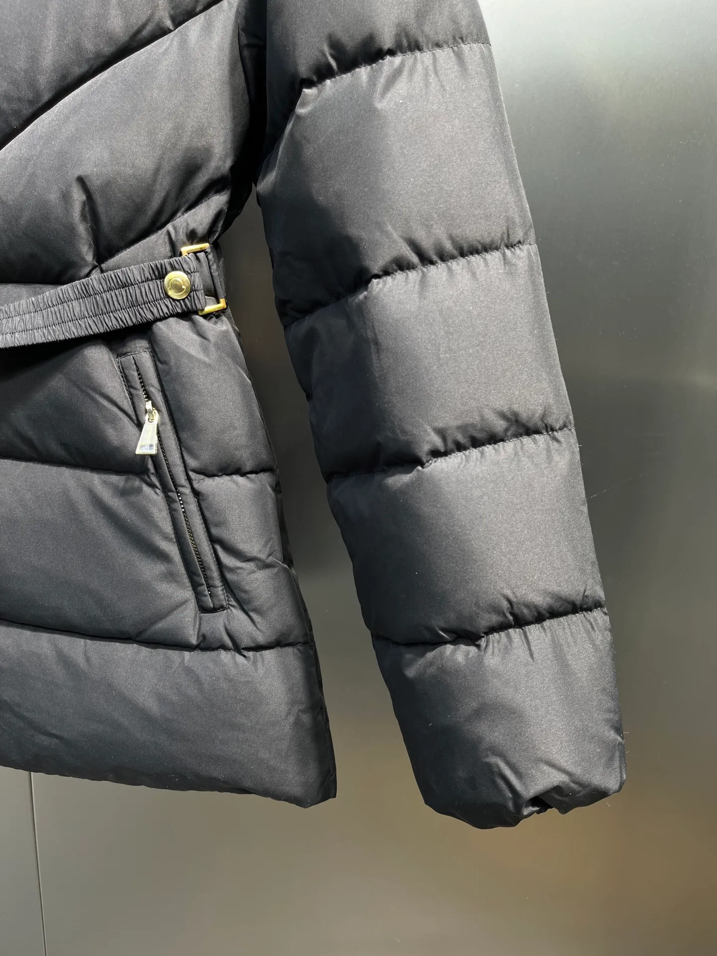 P880 Moncler 🌟25 new autumn and winter style BROSSE short hooded V-stitched design with waist slimming belt, down jacket girdle design, super slim V-shaped line, visually slimming temperament, with logo belt buckle, fashionable, matte fabric, high-end atmosphere, comfortable and warm upper body, zipper resin zipper, special craftsmanship, hardware puller, belt buckle sticker protection, exquisite details, moderate thickness of overall clothes, not bloated. Color: Beige Black Size: 0-1-2-3