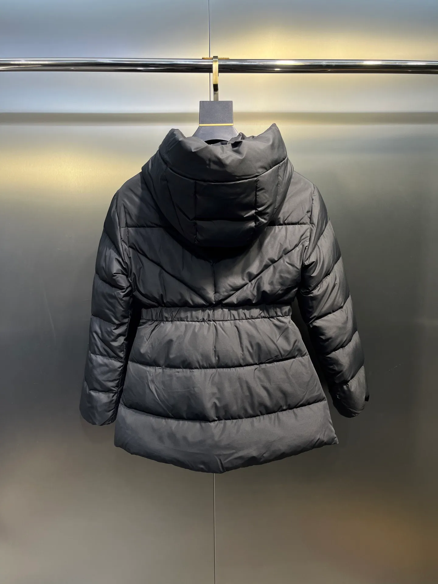 P880 Moncler 🌟25 new autumn and winter style BROSSE short hooded V-stitched design with waist slimming belt, down jacket girdle design, super slim V-shaped line, visually slimming temperament, with logo belt buckle, fashionable, matte fabric, high-end atmosphere, comfortable and warm upper body, zipper resin zipper, special craftsmanship, hardware puller, belt buckle sticker protection, exquisite details, moderate thickness of overall clothes, not bloated. Color: Beige Black Size: 0-1-2-3