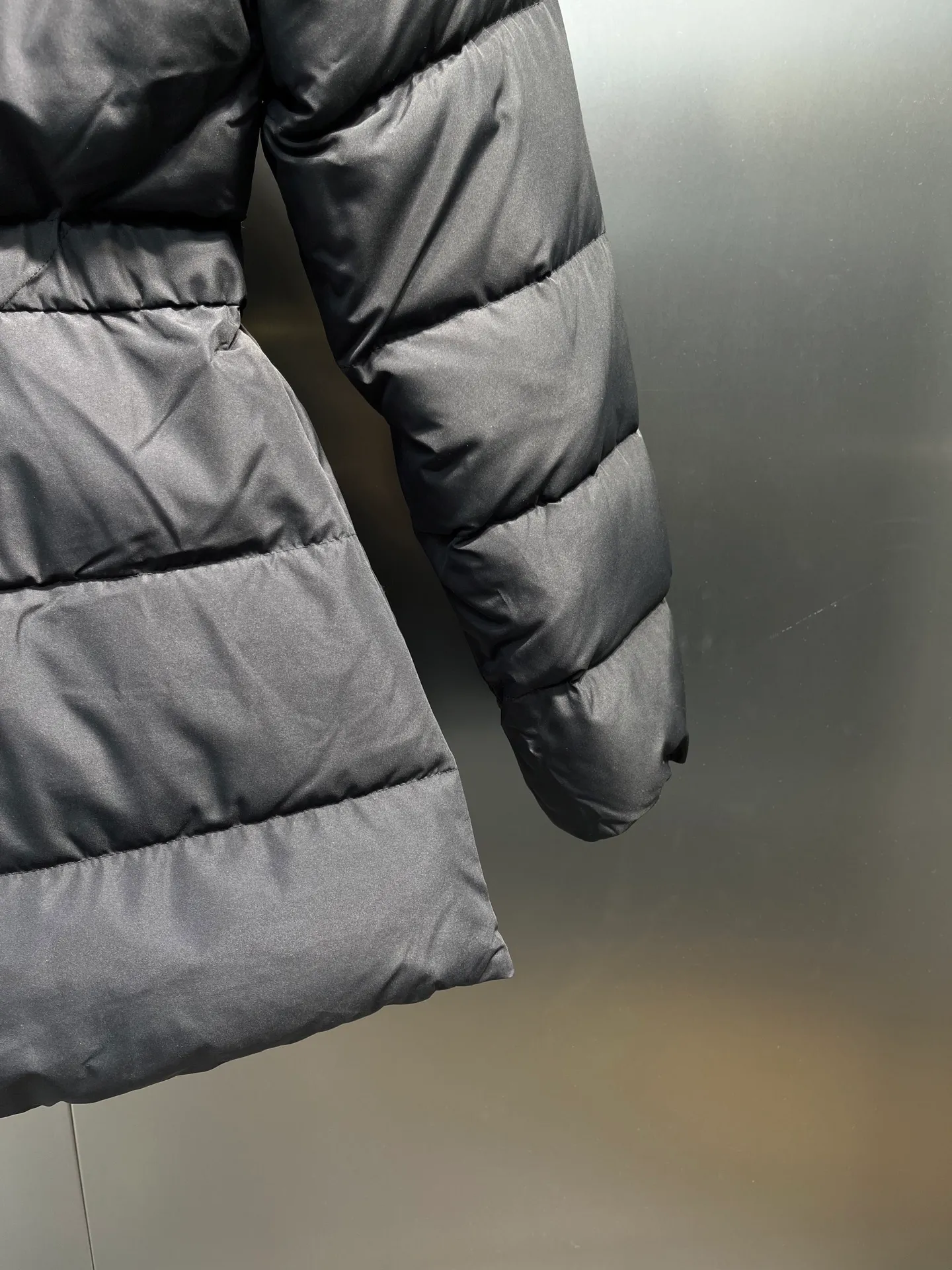 P880 Moncler 🌟25 new autumn and winter style BROSSE short hooded V-stitched design with waist slimming belt, down jacket girdle design, super slim V-shaped line, visually slimming temperament, with logo belt buckle, fashionable, matte fabric, high-end atmosphere, comfortable and warm upper body, zipper resin zipper, special craftsmanship, hardware puller, belt buckle sticker protection, exquisite details, moderate thickness of overall clothes, not bloated. Color: Beige Black Size: 0-1-2-3