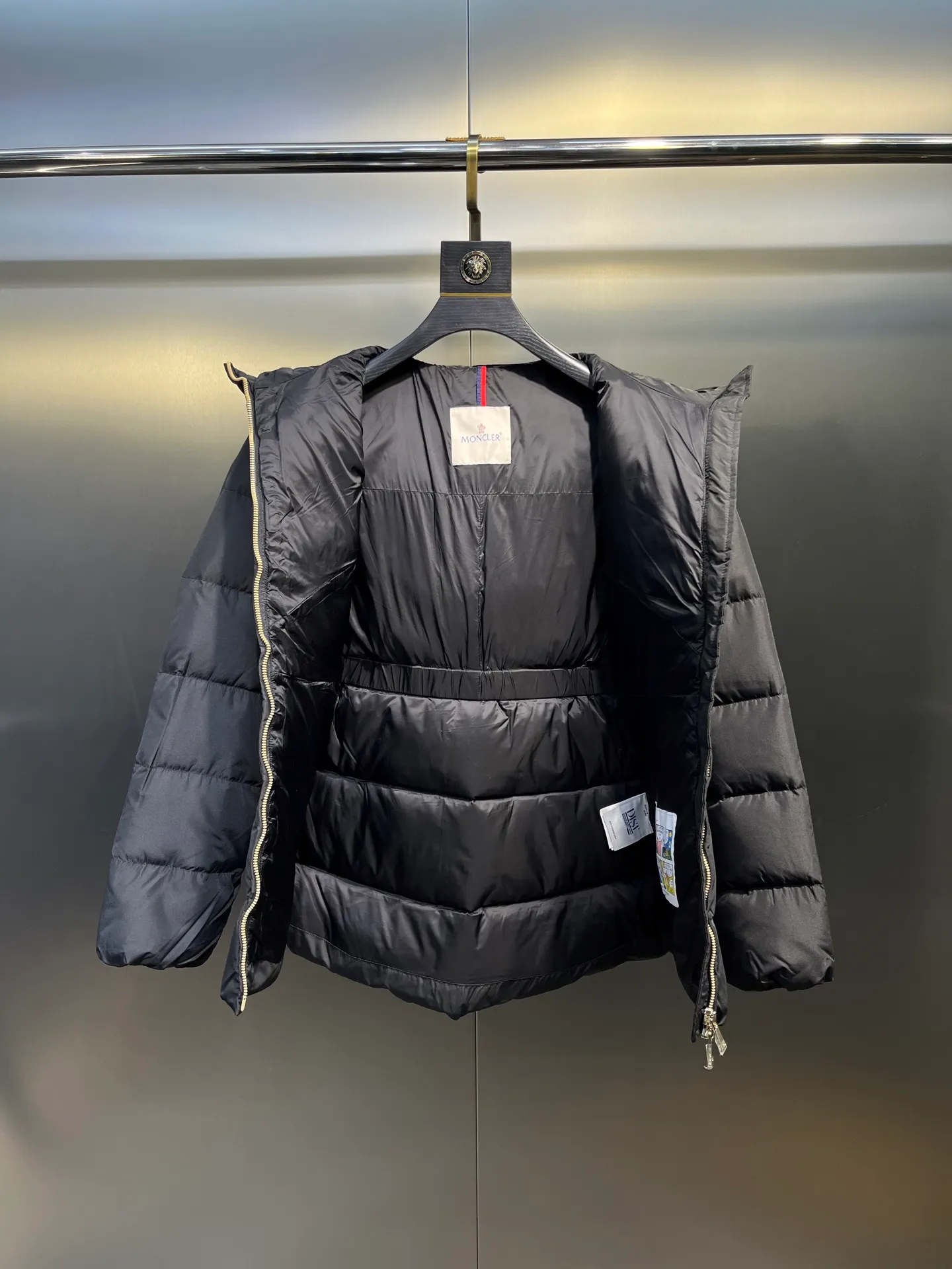 P880 Moncler 🌟25 new autumn and winter style BROSSE short hooded V-stitched design with waist slimming belt, down jacket girdle design, super slim V-shaped line, visually slimming temperament, with logo belt buckle, fashionable, matte fabric, high-end atmosphere, comfortable and warm upper body, zipper resin zipper, special craftsmanship, hardware puller, belt buckle sticker protection, exquisite details, moderate thickness of overall clothes, not bloated. Color: Beige Black Size: 0-1-2-3