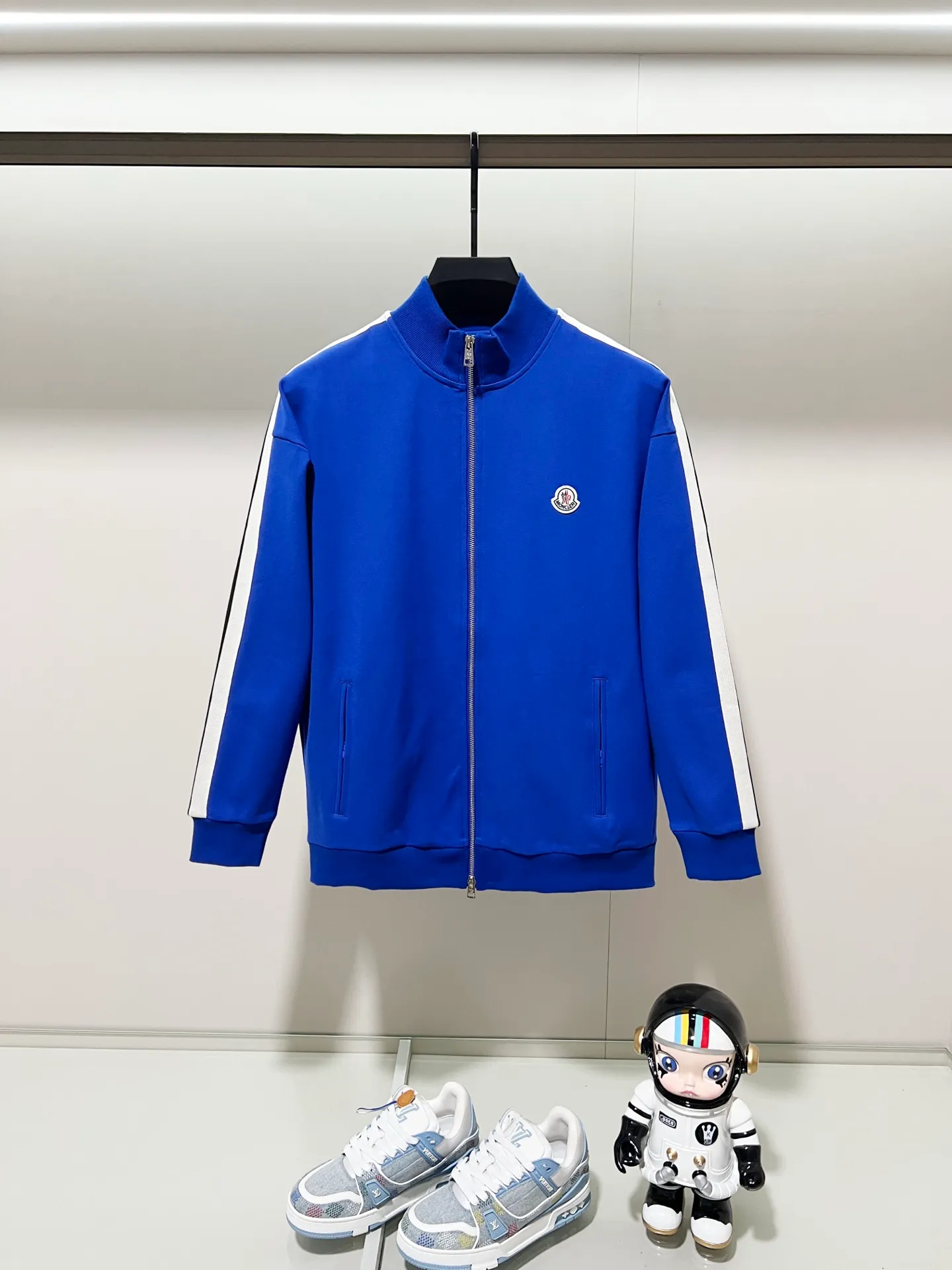 P270 MONCLER/Mask Customized fabric suit zipper jacket Simple side webbing splicing craftsmanship brand chapter logo Official synchronization High version High quality Fashion personality Versatile trend Pure original quality Original fabric Hang tag Collar label Washed wheat Complete with three standards Color: Black. Blue. Gray. Size: S-2XL