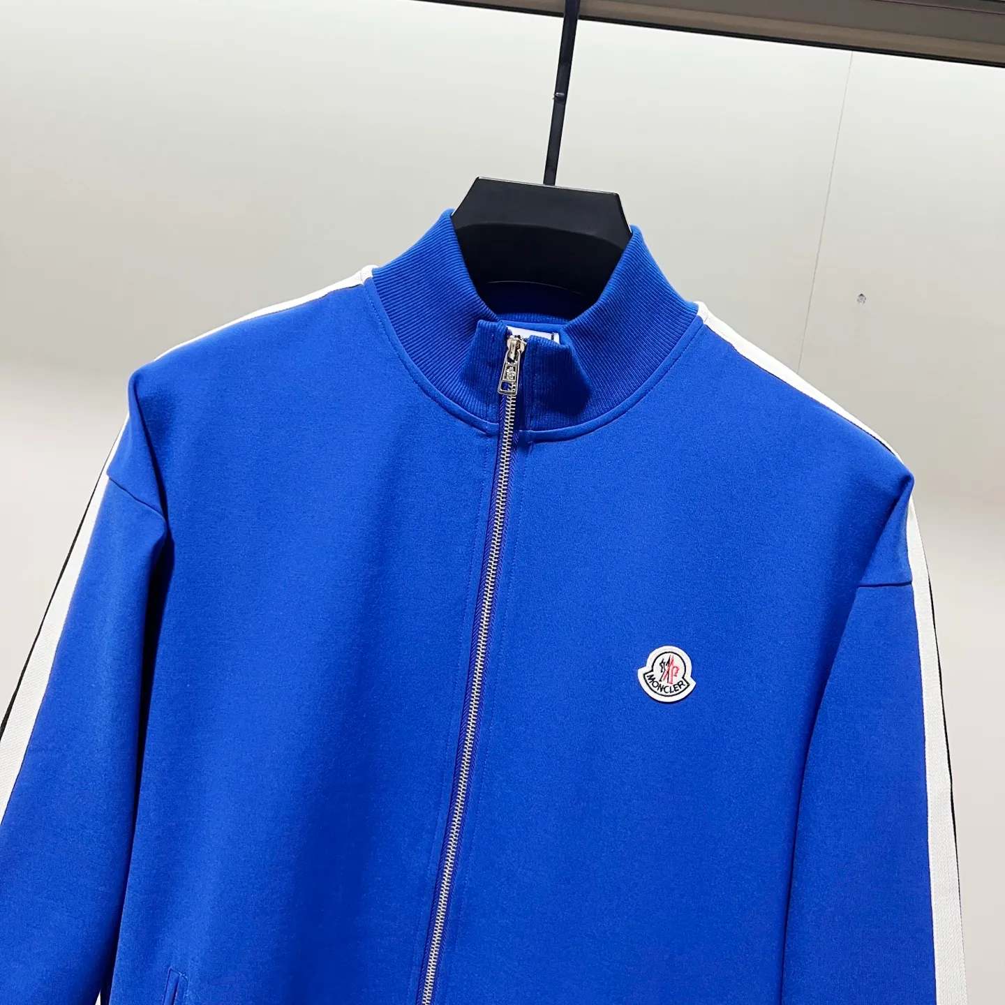 P270 MONCLER/Mask Customized fabric suit zipper jacket Simple side webbing splicing craftsmanship brand chapter logo Official synchronization High version High quality Fashion personality Versatile trend Pure original quality Original fabric Hang tag Collar label Washed wheat Complete with three standards Color: Black. Blue. Gray. Size: S-2XL