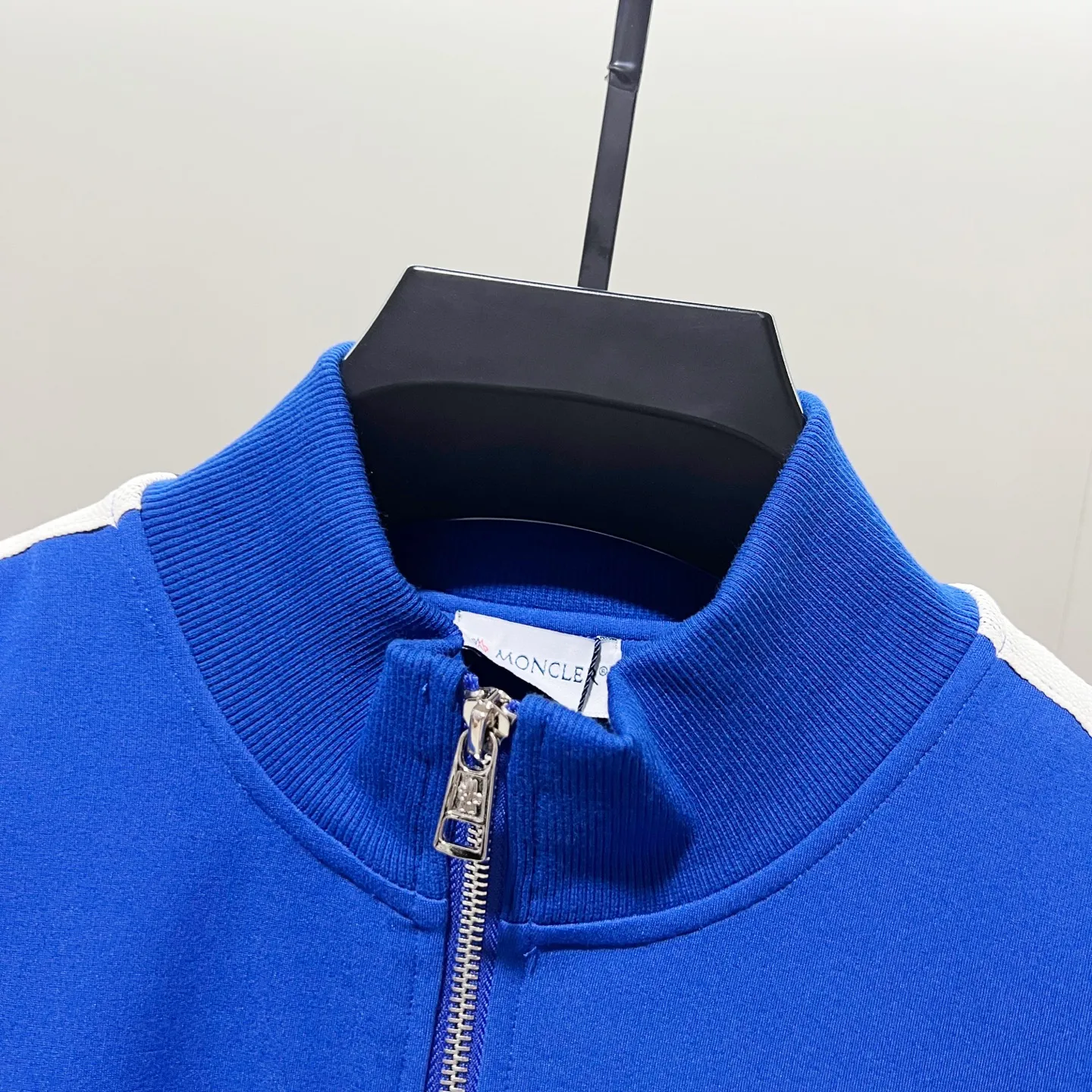 P270 MONCLER/Mask Customized fabric suit zipper jacket Simple side webbing splicing craftsmanship brand chapter logo Official synchronization High version High quality Fashion personality Versatile trend Pure original quality Original fabric Hang tag Collar label Washed wheat Complete with three standards Color: Black. Blue. Gray. Size: S-2XL