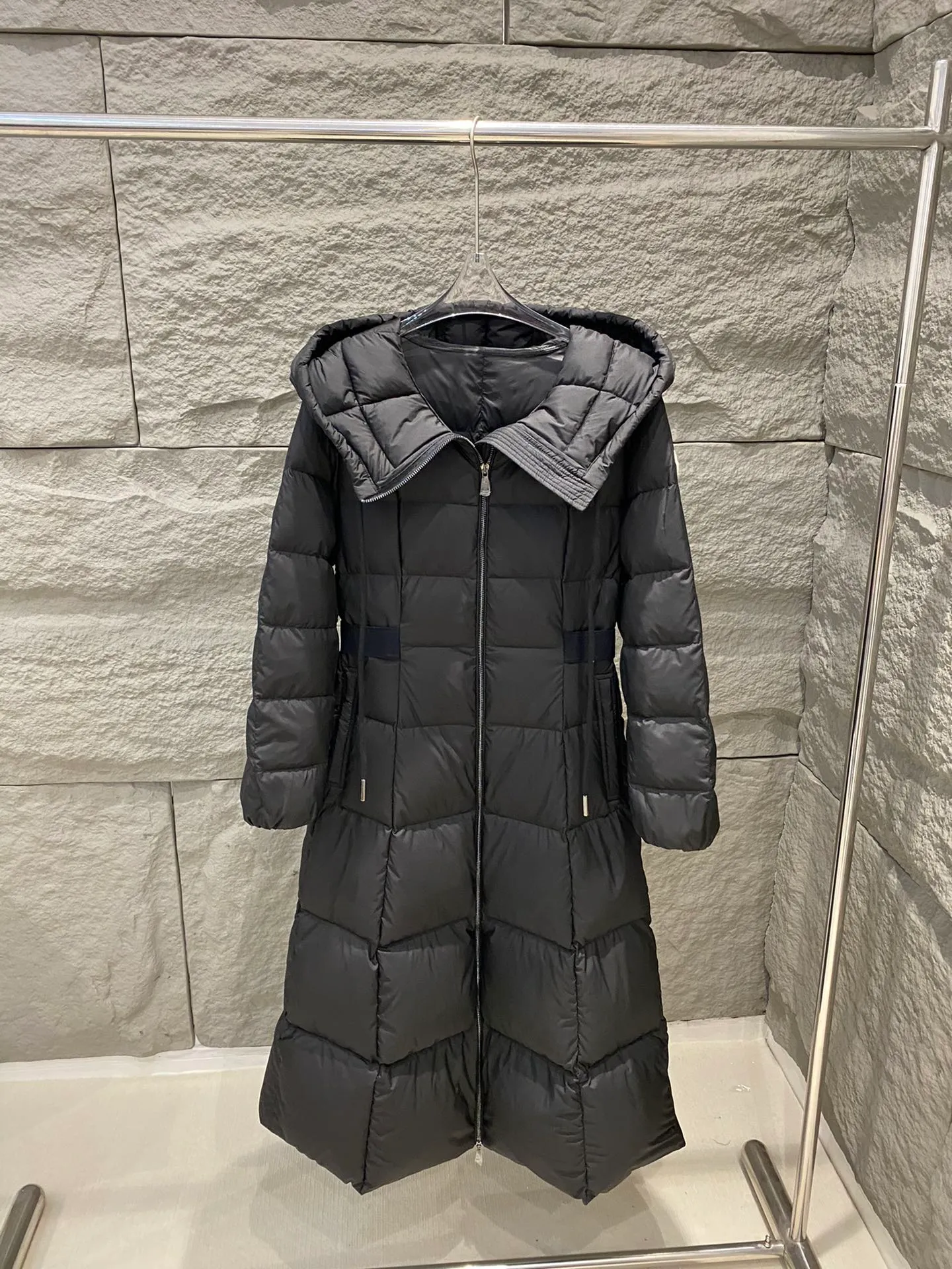 P980 top foreign trade Moncler masked Faucon long women's hooded down jacket👸Princess on the run👸A must-have item! ! Faucon women's long down interprets classic items in new proportions, showing impeccable fashion style. The Faucon long down is made of polyester fabric and has a slim, wide silhouette with a nipped-in waist. The Longue saison lining is lightweight and the three-dimensional hood adds a finishing touch to the style. Made of polyester •Longue saison lining •Down filling •Adjustable hood •Zip closure •Zip pockets •Elastic waist •Logo patch