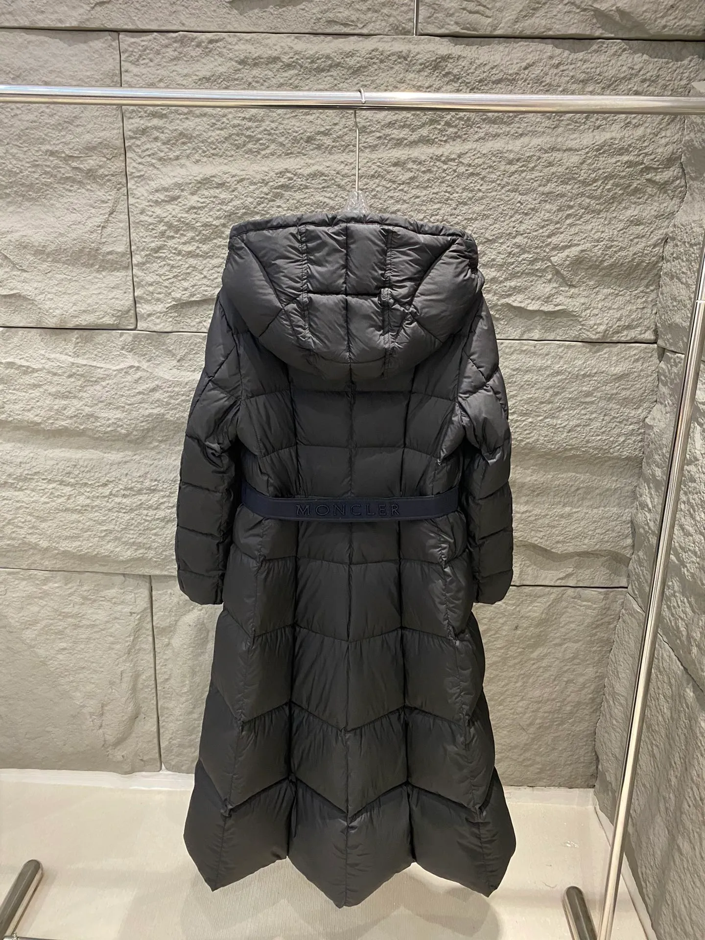 P980 top foreign trade Moncler masked Faucon long women's hooded down jacket👸Princess on the run👸A must-have item! ! Faucon women's long down interprets classic items in new proportions, showing impeccable fashion style. The Faucon long down is made of polyester fabric and has a slim, wide silhouette with a nipped-in waist. The Longue saison lining is lightweight and the three-dimensional hood adds a finishing touch to the style. Made of polyester •Longue saison lining •Down filling •Adjustable hood •Zip closure •Zip pockets •Elastic waist •Logo patch