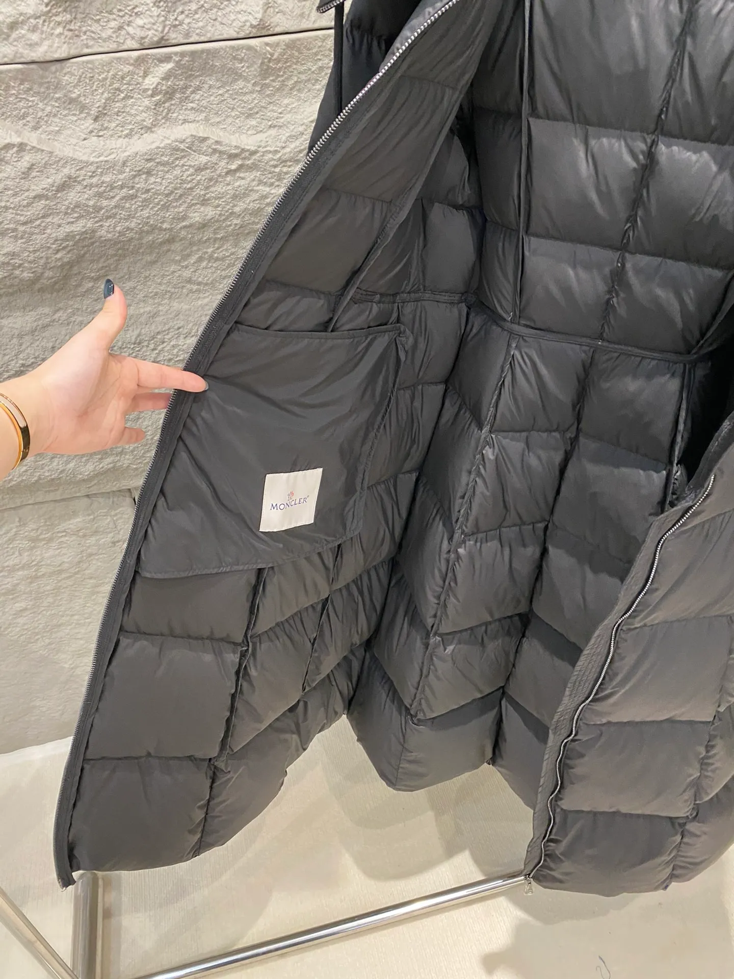 P980 top foreign trade Moncler masked Faucon long women's hooded down jacket👸Princess on the run👸A must-have item! ! Faucon women's long down interprets classic items in new proportions, showing impeccable fashion style. The Faucon long down is made of polyester fabric and has a slim, wide silhouette with a nipped-in waist. The Longue saison lining is lightweight and the three-dimensional hood adds a finishing touch to the style. Made of polyester •Longue saison lining •Down filling •Adjustable hood •Zip closure •Zip pockets •Elastic waist •Logo patch