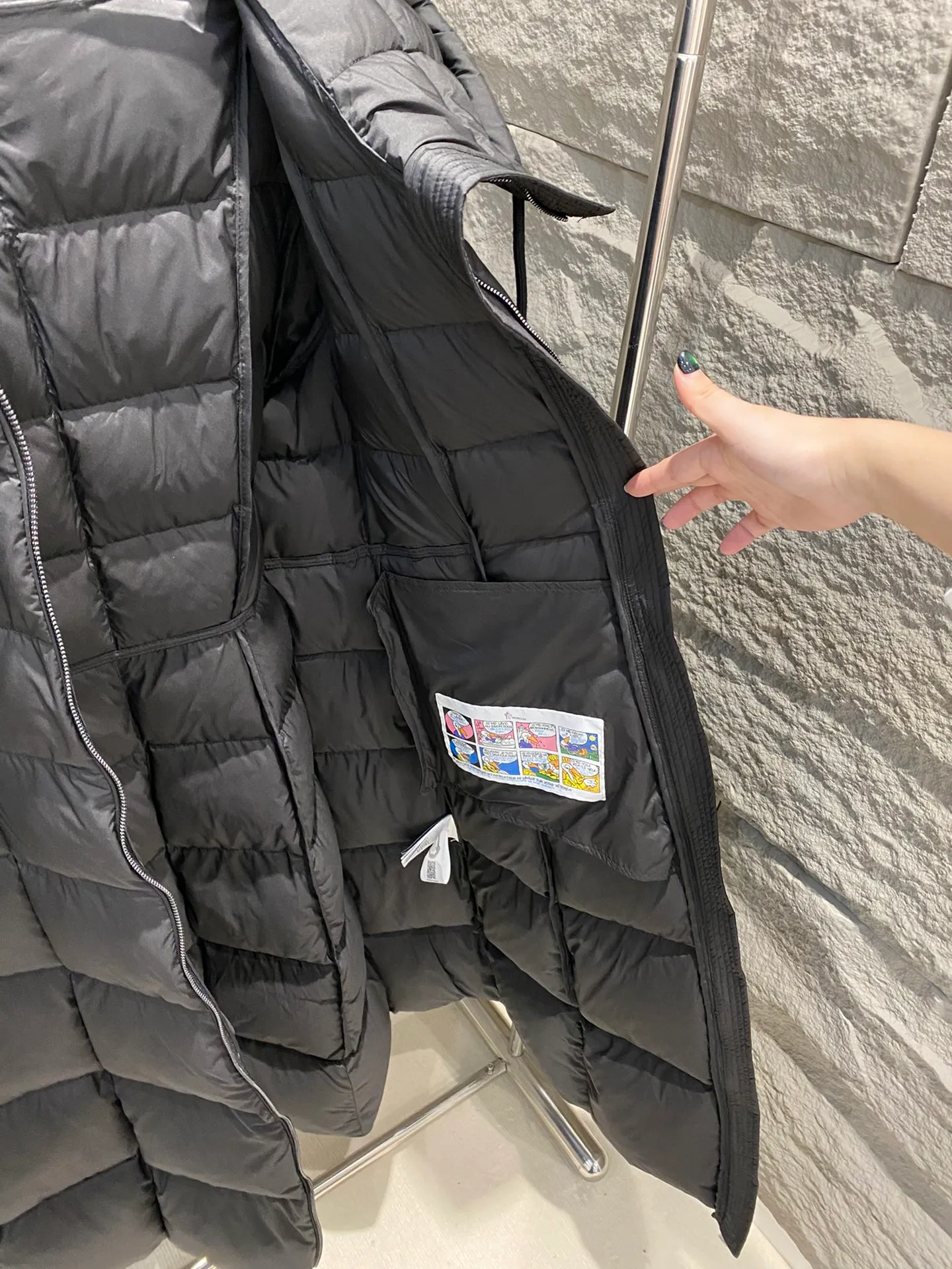 P980 top foreign trade Moncler masked Faucon long women's hooded down jacket👸Princess on the run👸A must-have item! ! Faucon women's long down interprets classic items in new proportions, showing impeccable fashion style. The Faucon long down is made of polyester fabric and has a slim, wide silhouette with a nipped-in waist. The Longue saison lining is lightweight and the three-dimensional hood adds a finishing touch to the style. Made of polyester •Longue saison lining •Down filling •Adjustable hood •Zip closure •Zip pockets •Elastic waist •Logo patch
