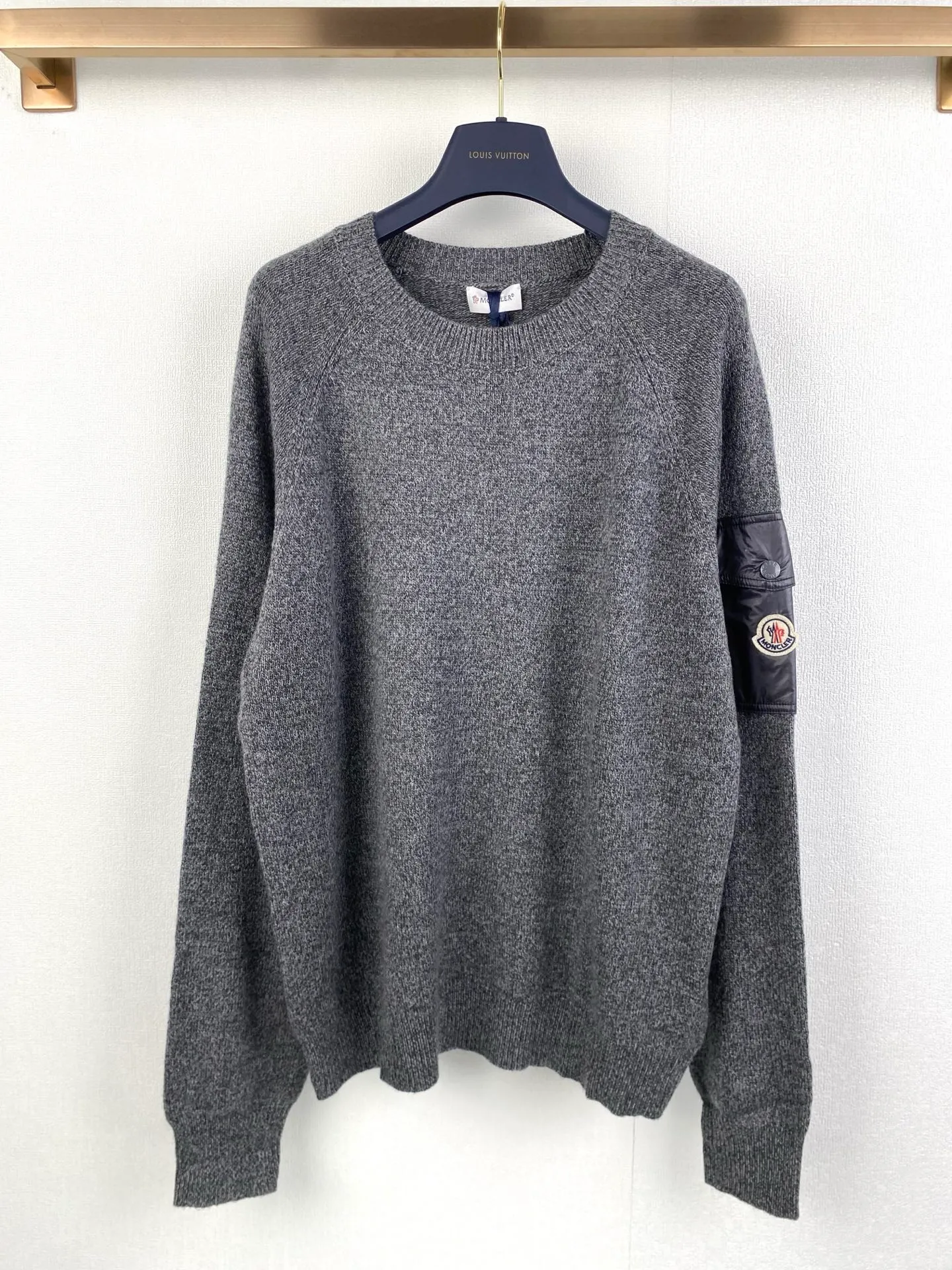 P440 MONCLER round neck long-sleeved wool and cashmere sweater ●Authentic 6950 purchase and development ●30% wool double-ply blended wool ●Custom-dyed nylon windbreaker material ●Using Japanese imported loom (silver flute) seven needles ●Wool enzyme washing ●Template embroidery ●Customized 1:1 chapter ●Customized 1:1 buttons ●Customized 1:1 trademark ●Fit-fitting version ●Size: S M L XL ●Dry cleaning is recommended (this product is made of wool and is not easy to machine wash)