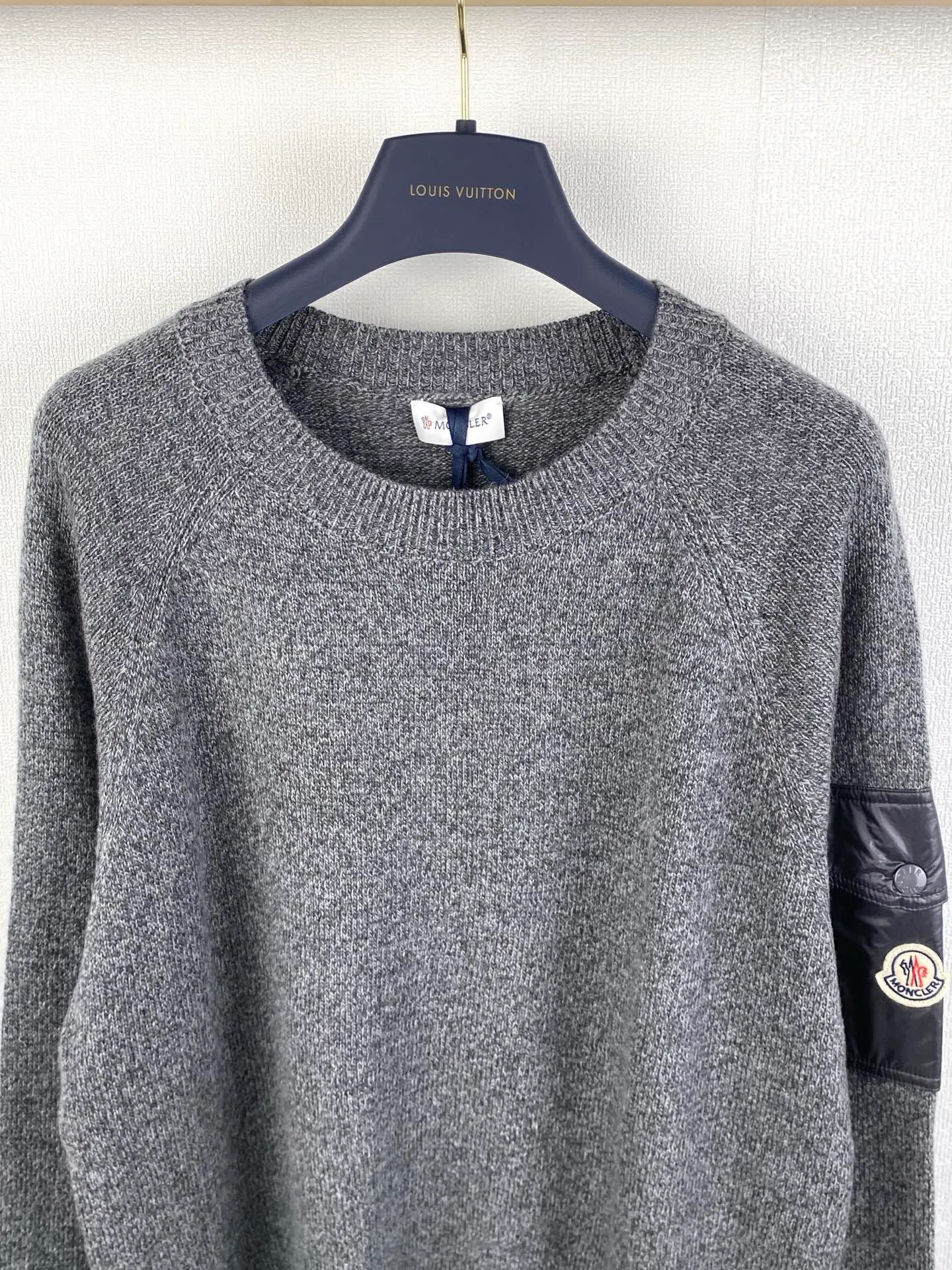 P440 MONCLER round neck long-sleeved wool and cashmere sweater ●Authentic 6950 purchase and development ●30% wool double-ply blended wool ●Custom-dyed nylon windbreaker material ●Using Japanese imported loom (silver flute) seven needles ●Wool enzyme washing ●Template embroidery ●Customized 1:1 chapter ●Customized 1:1 buttons ●Customized 1:1 trademark ●Fit-fitting version ●Size: S M L XL ●Dry cleaning is recommended (this product is made of wool and is not easy to machine wash)