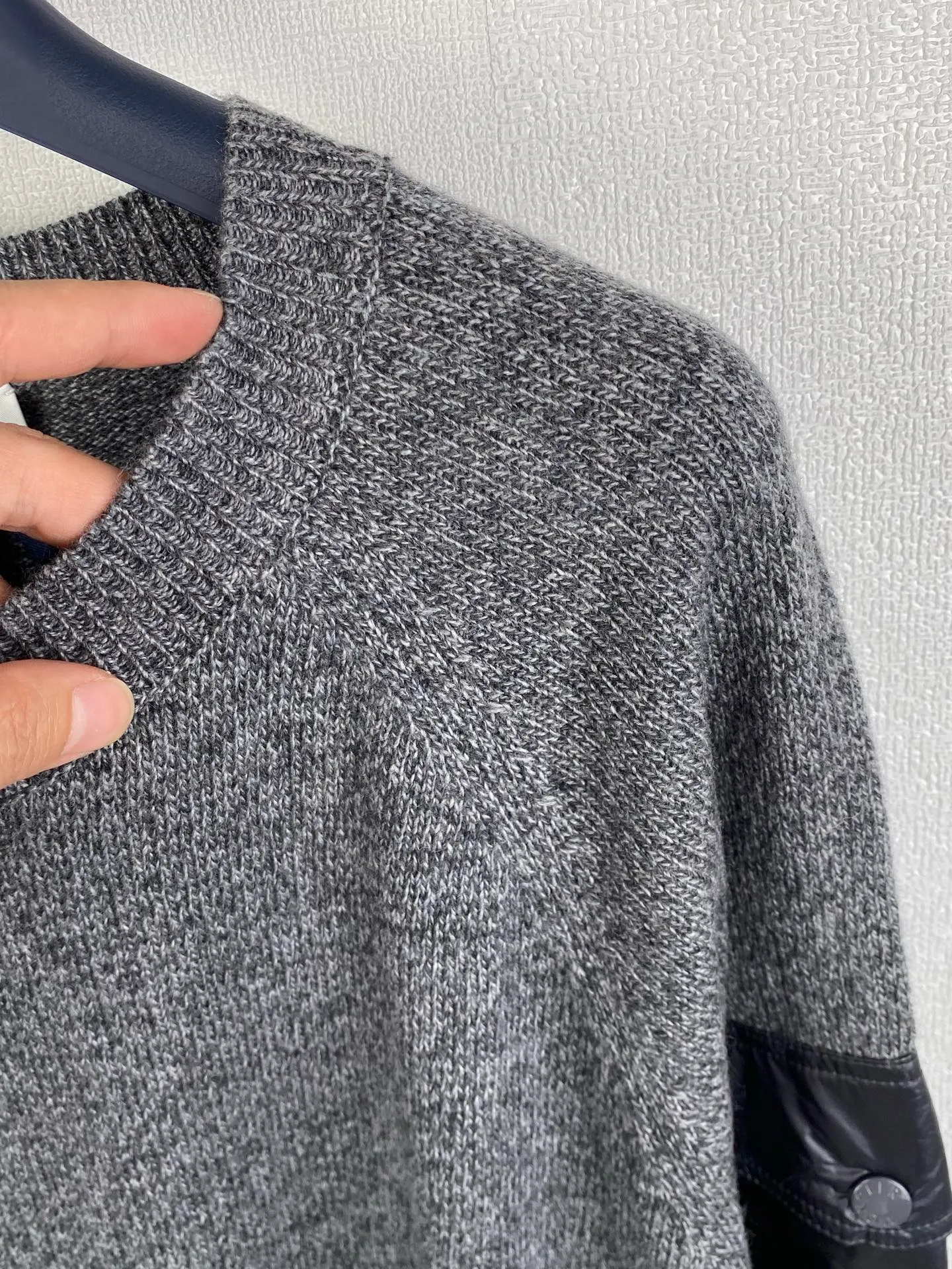 P440 MONCLER round neck long-sleeved wool and cashmere sweater ●Authentic 6950 purchase and development ●30% wool double-ply blended wool ●Custom-dyed nylon windbreaker material ●Using Japanese imported loom (silver flute) seven needles ●Wool enzyme washing ●Template embroidery ●Customized 1:1 chapter ●Customized 1:1 buttons ●Customized 1:1 trademark ●Fit-fitting version ●Size: S M L XL ●Dry cleaning is recommended (this product is made of wool and is not easy to machine wash)