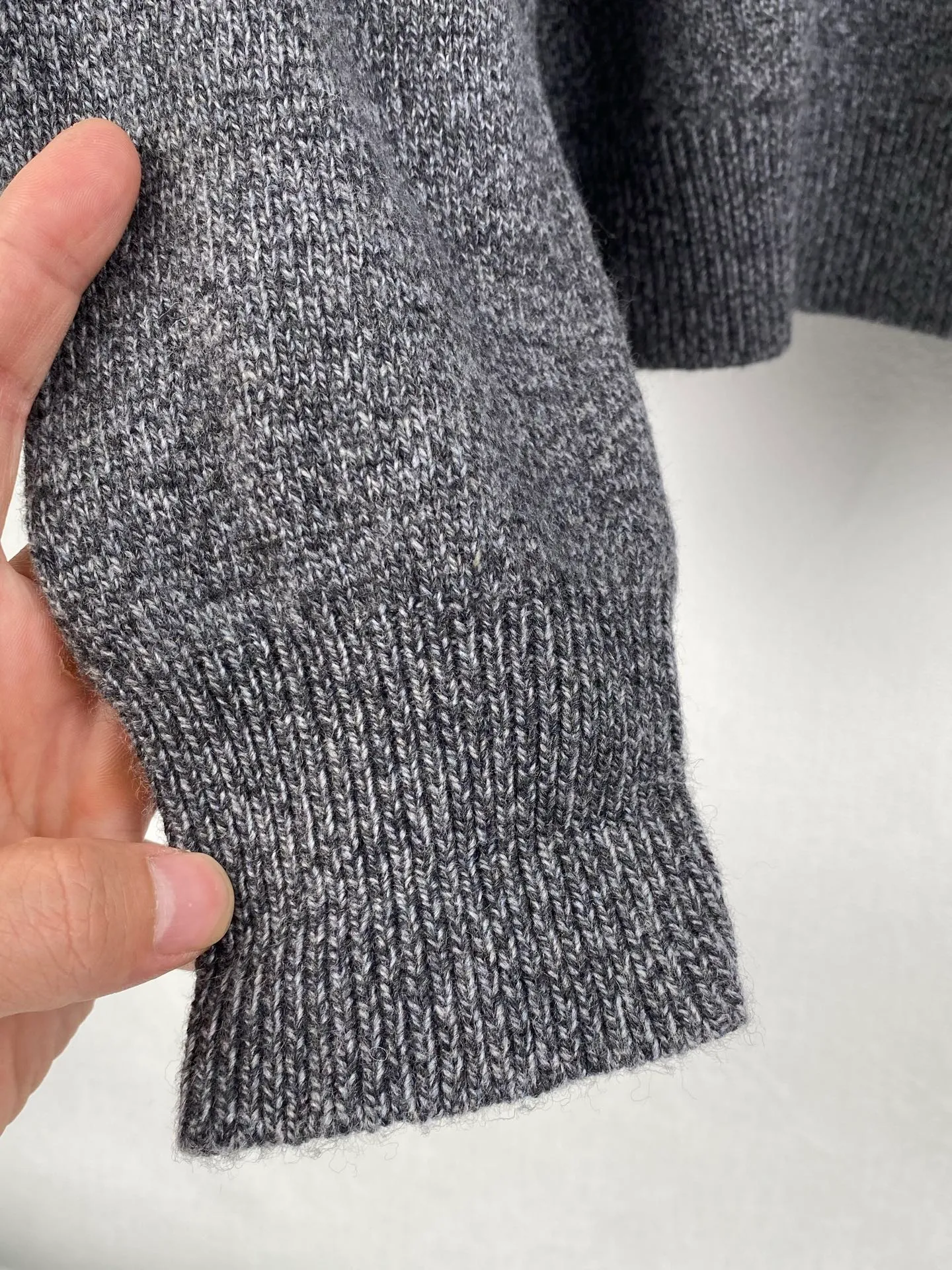 P440 MONCLER round neck long-sleeved wool and cashmere sweater ●Authentic 6950 purchase and development ●30% wool double-ply blended wool ●Custom-dyed nylon windbreaker material ●Using Japanese imported loom (silver flute) seven needles ●Wool enzyme washing ●Template embroidery ●Customized 1:1 chapter ●Customized 1:1 buttons ●Customized 1:1 trademark ●Fit-fitting version ●Size: S M L XL ●Dry cleaning is recommended (this product is made of wool and is not easy to machine wash)