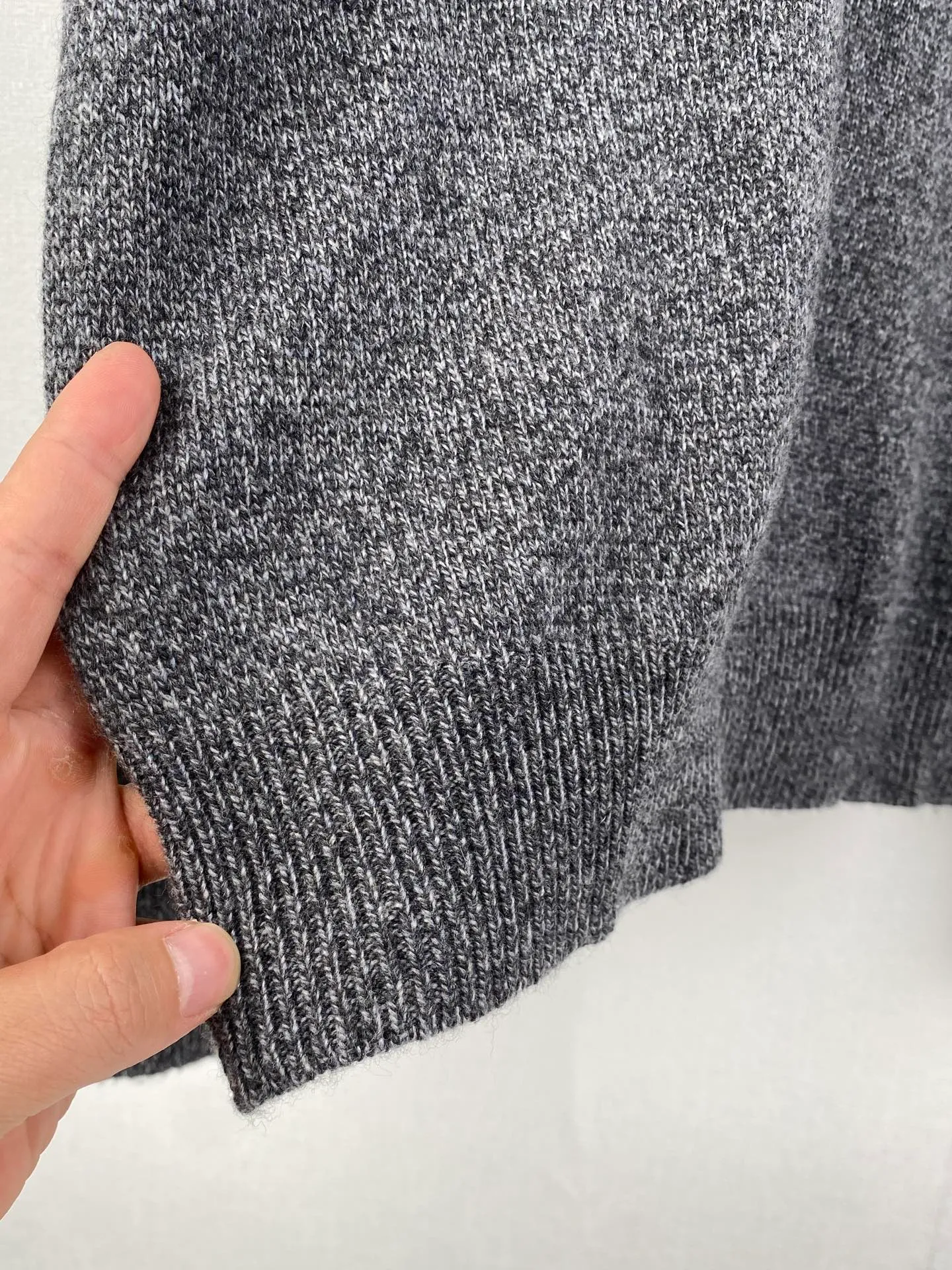 P440 MONCLER round neck long-sleeved wool and cashmere sweater ●Authentic 6950 purchase and development ●30% wool double-ply blended wool ●Custom-dyed nylon windbreaker material ●Using Japanese imported loom (silver flute) seven needles ●Wool enzyme washing ●Template embroidery ●Customized 1:1 chapter ●Customized 1:1 buttons ●Customized 1:1 trademark ●Fit-fitting version ●Size: S M L XL ●Dry cleaning is recommended (this product is made of wool and is not easy to machine wash)